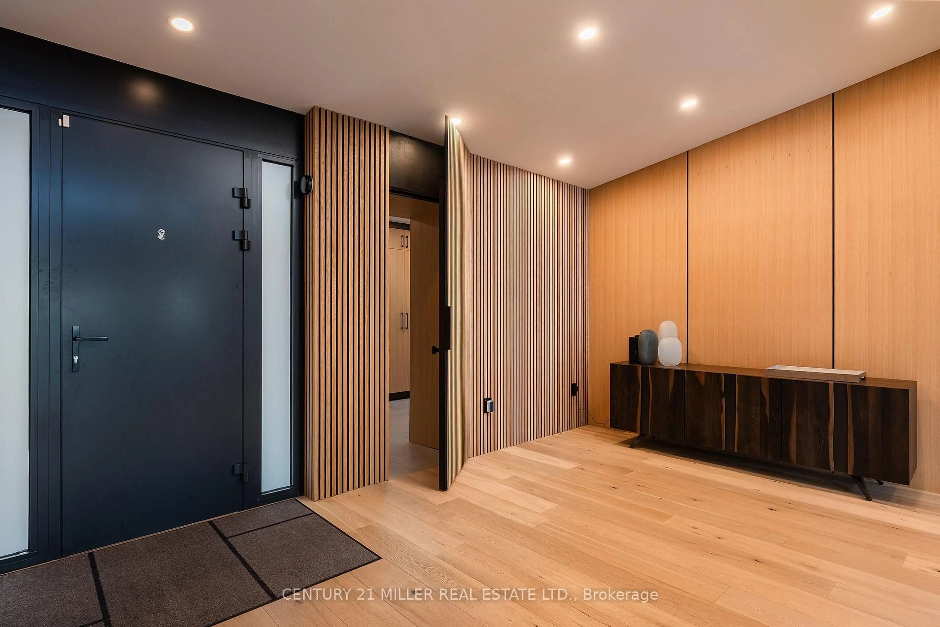 Indoor foyer for 121 Edgecliffe Pl, Burlington Ontario L7L 3Z2