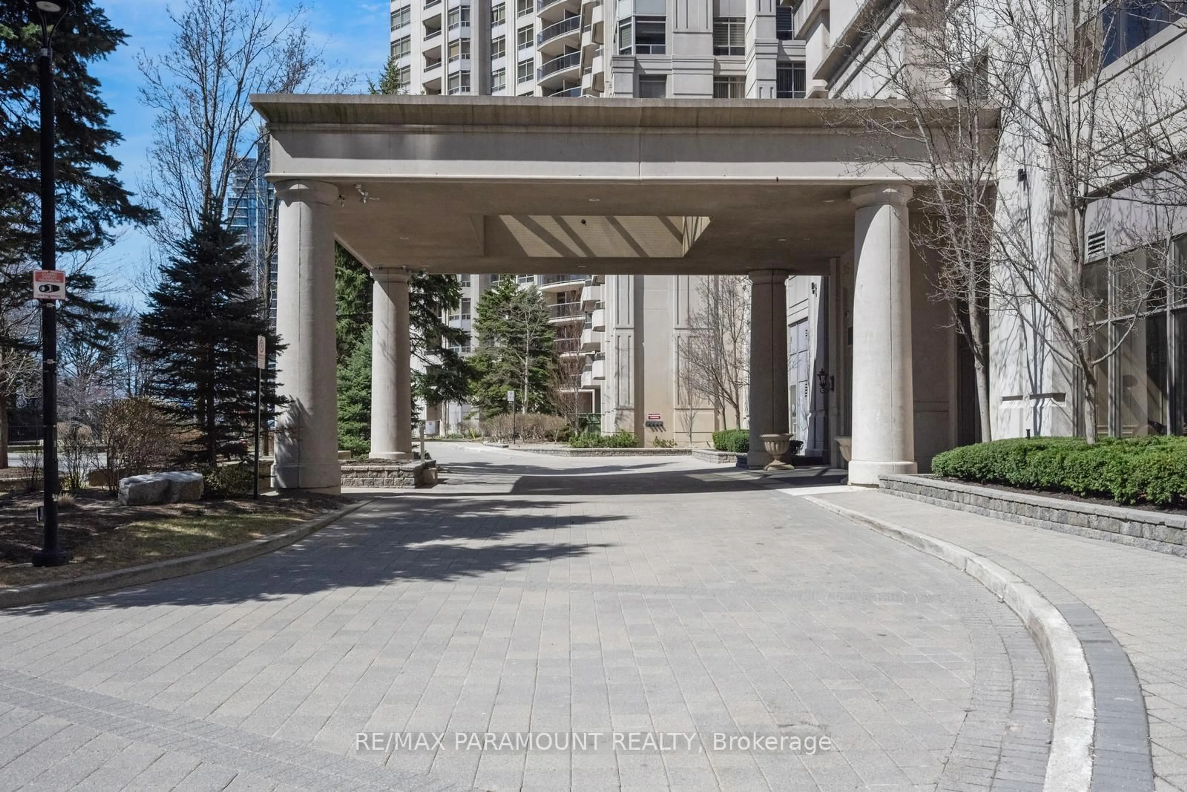 Indoor foyer for 25 Kingsbridge Garden Circ #616, Mississauga Ontario L5R 4B1