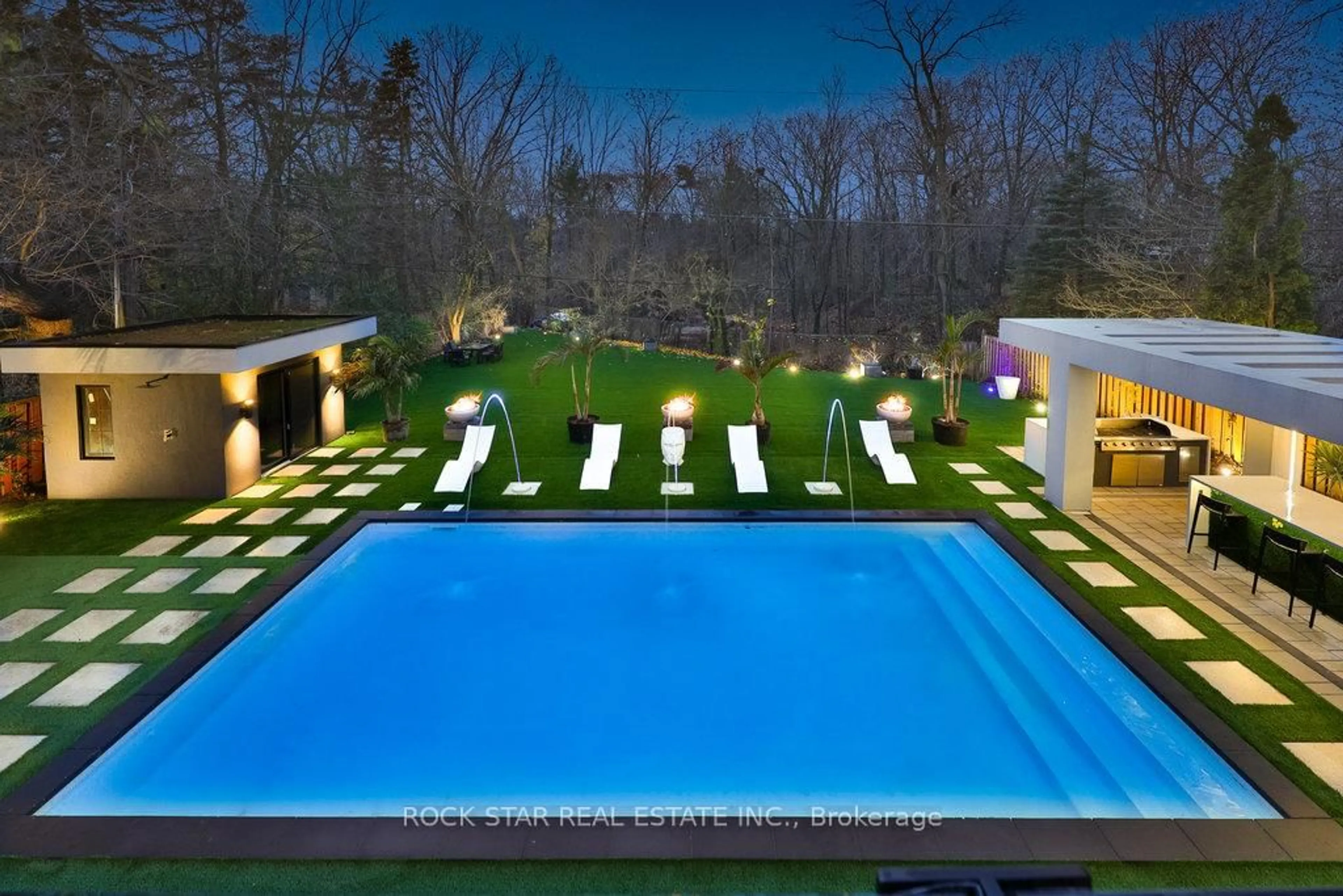 Pool for 370 Goodram Dr, Burlington Ontario L7L 2K1