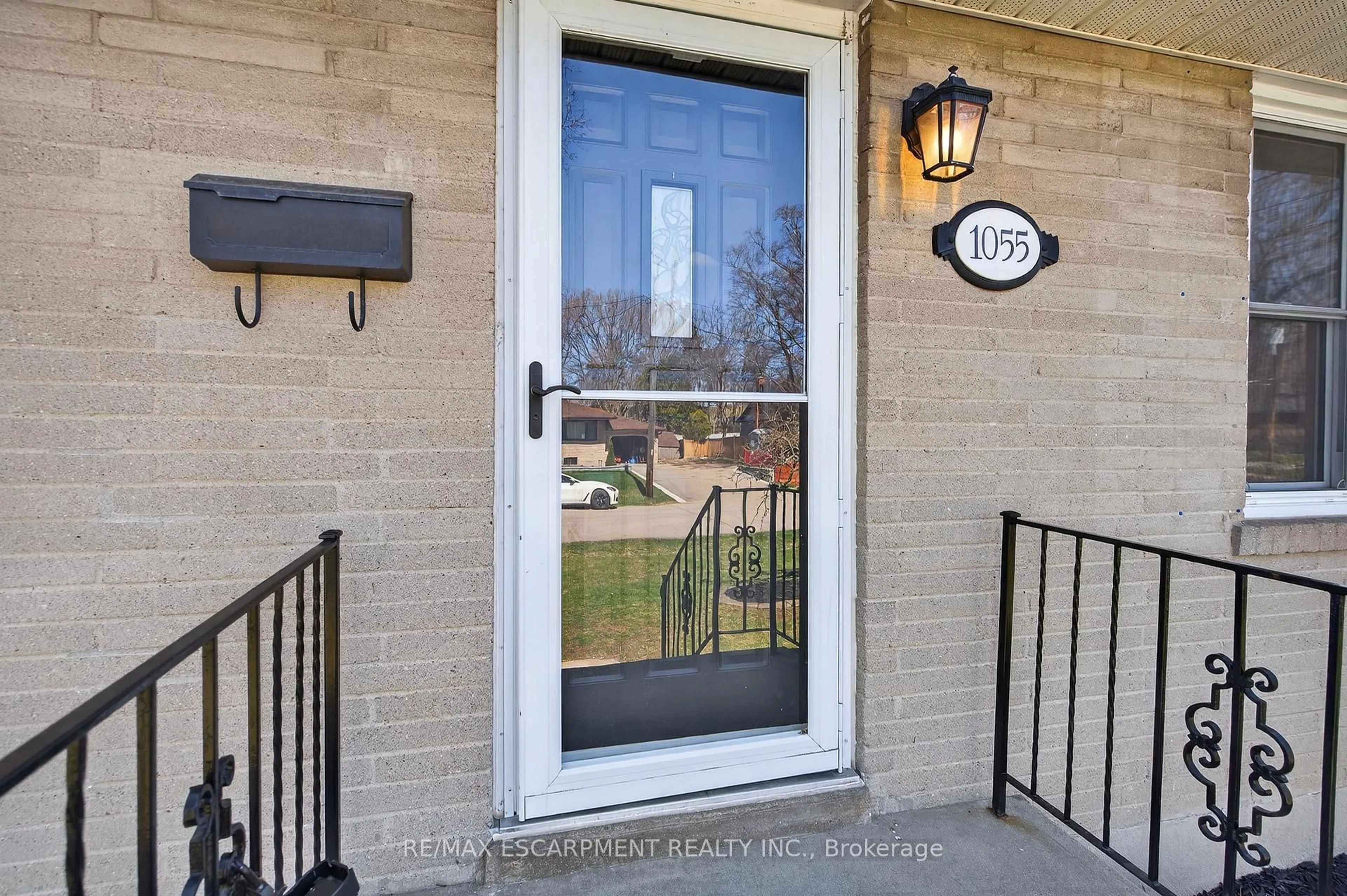 Indoor entryway for 1055 Shepherd's Dr, Burlington Ontario L7T 3R4