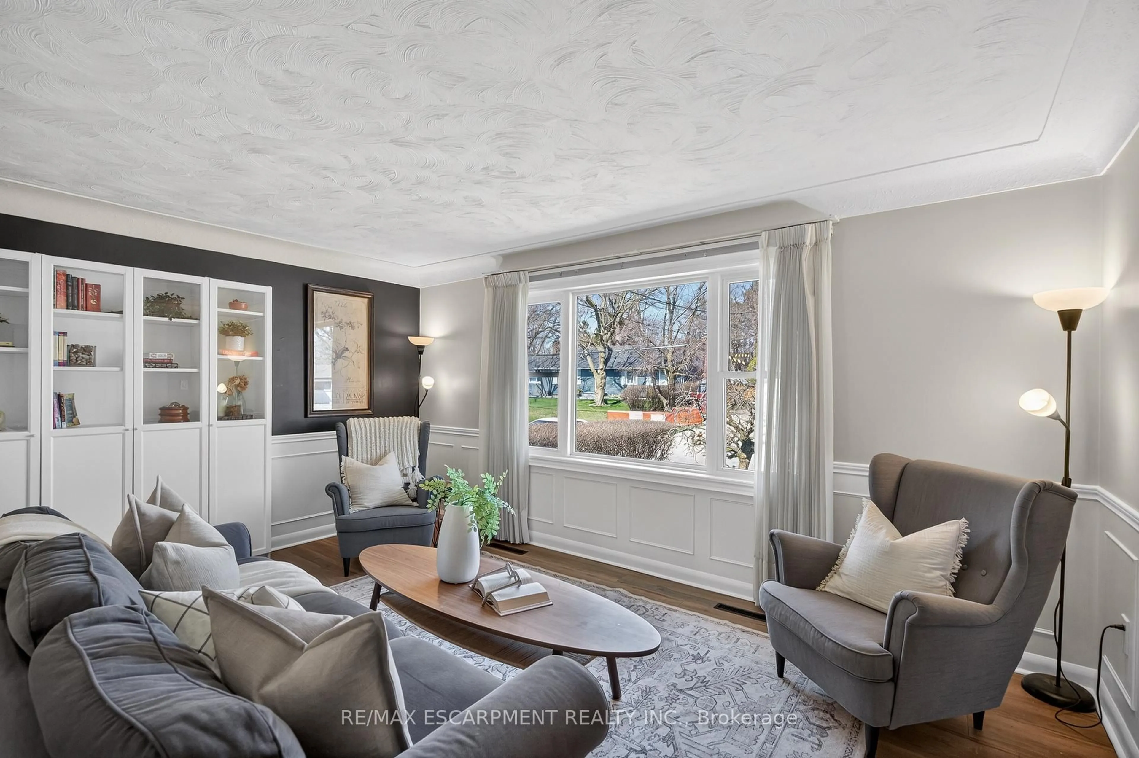 Living room with furniture, unknown for 1055 Shepherd's Dr, Burlington Ontario L7T 3R4