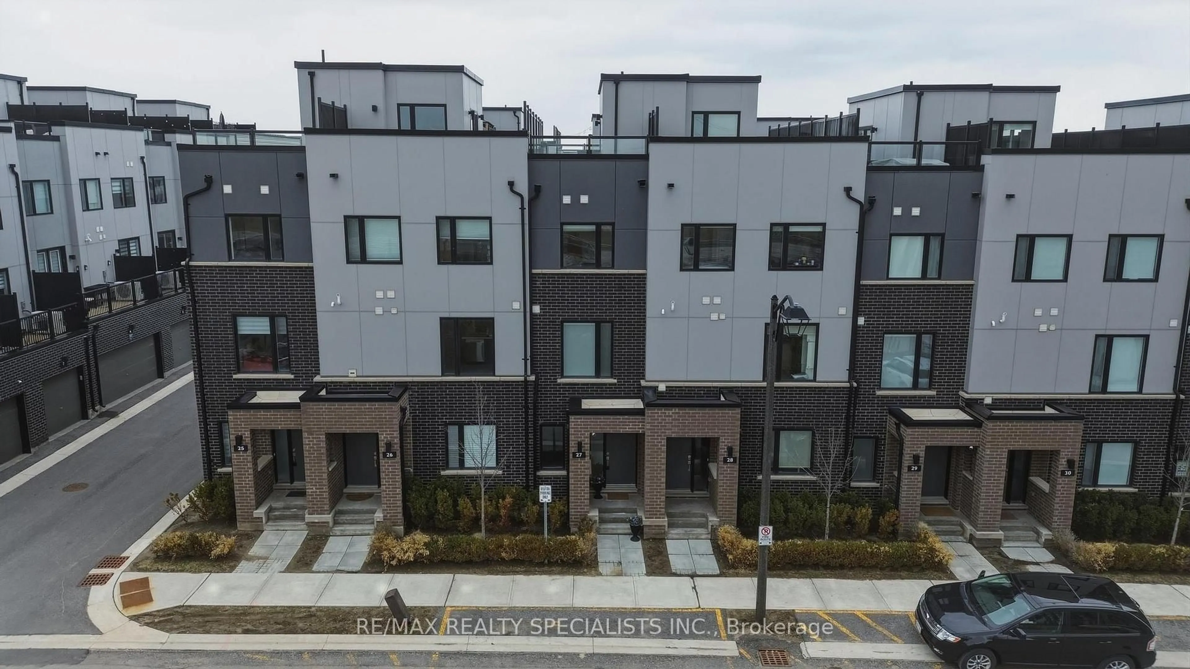 A pic from outside/outdoor area/front of a property/back of a property/a pic from drone, street for 348 Wheat Boom Dr #27, Oakville Ontario L6H 3V6