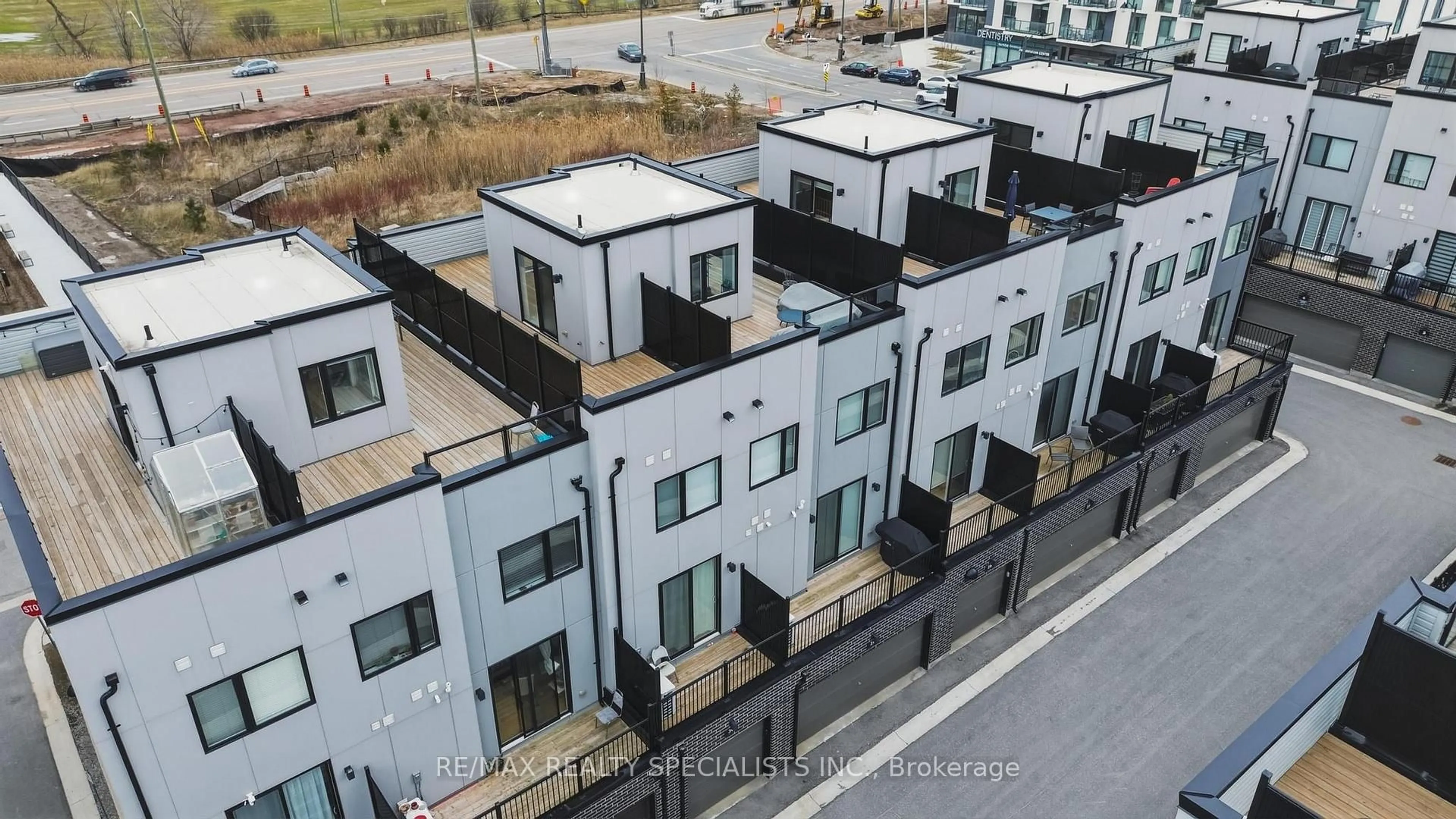 A pic from outside/outdoor area/front of a property/back of a property/a pic from drone, street for 348 Wheat Boom Dr #27, Oakville Ontario L6H 3V6