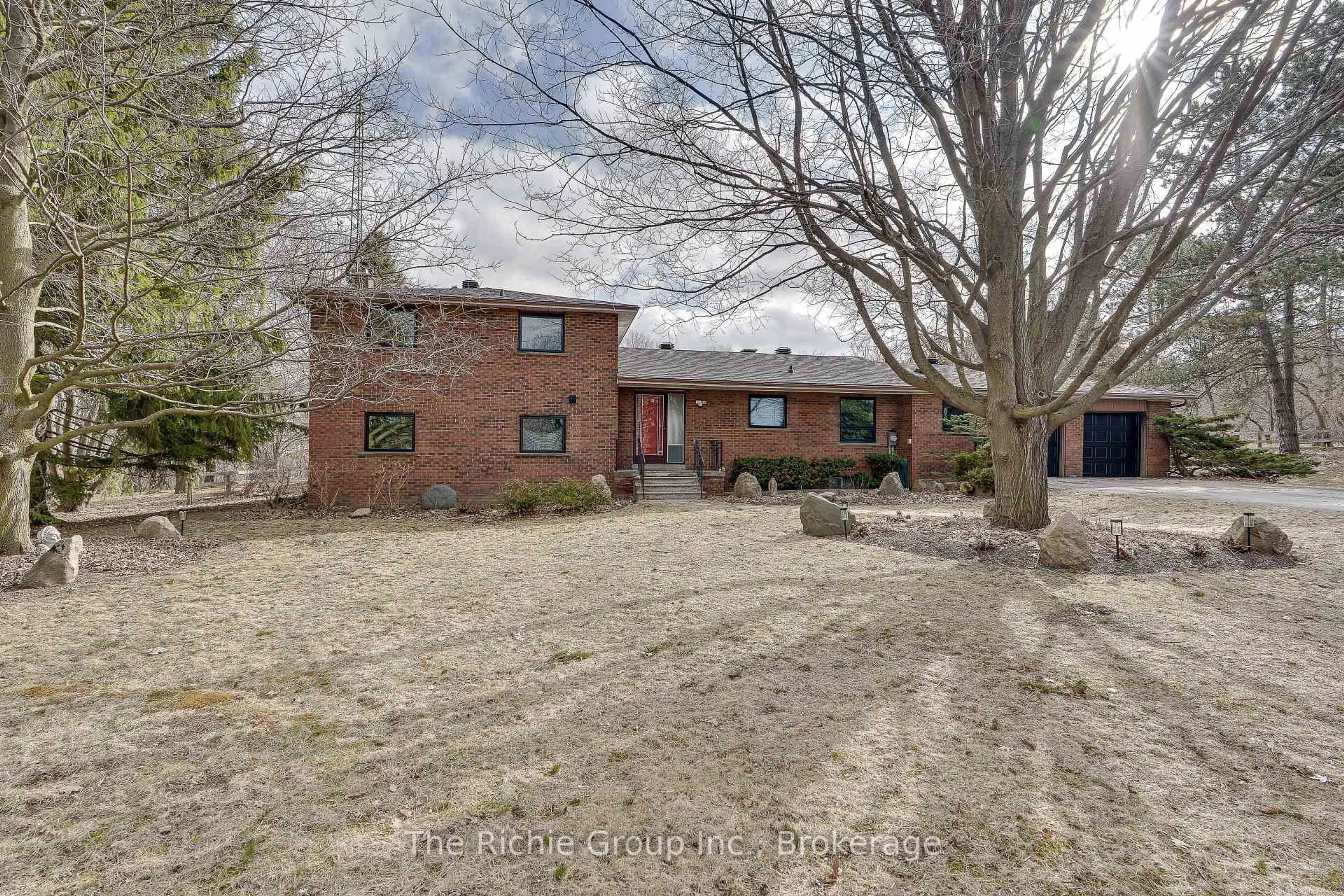 A pic from outside/outdoor area/front of a property/back of a property/a pic from drone, street for 9 Mill View Crt, Caledon Ontario L7K 2N4