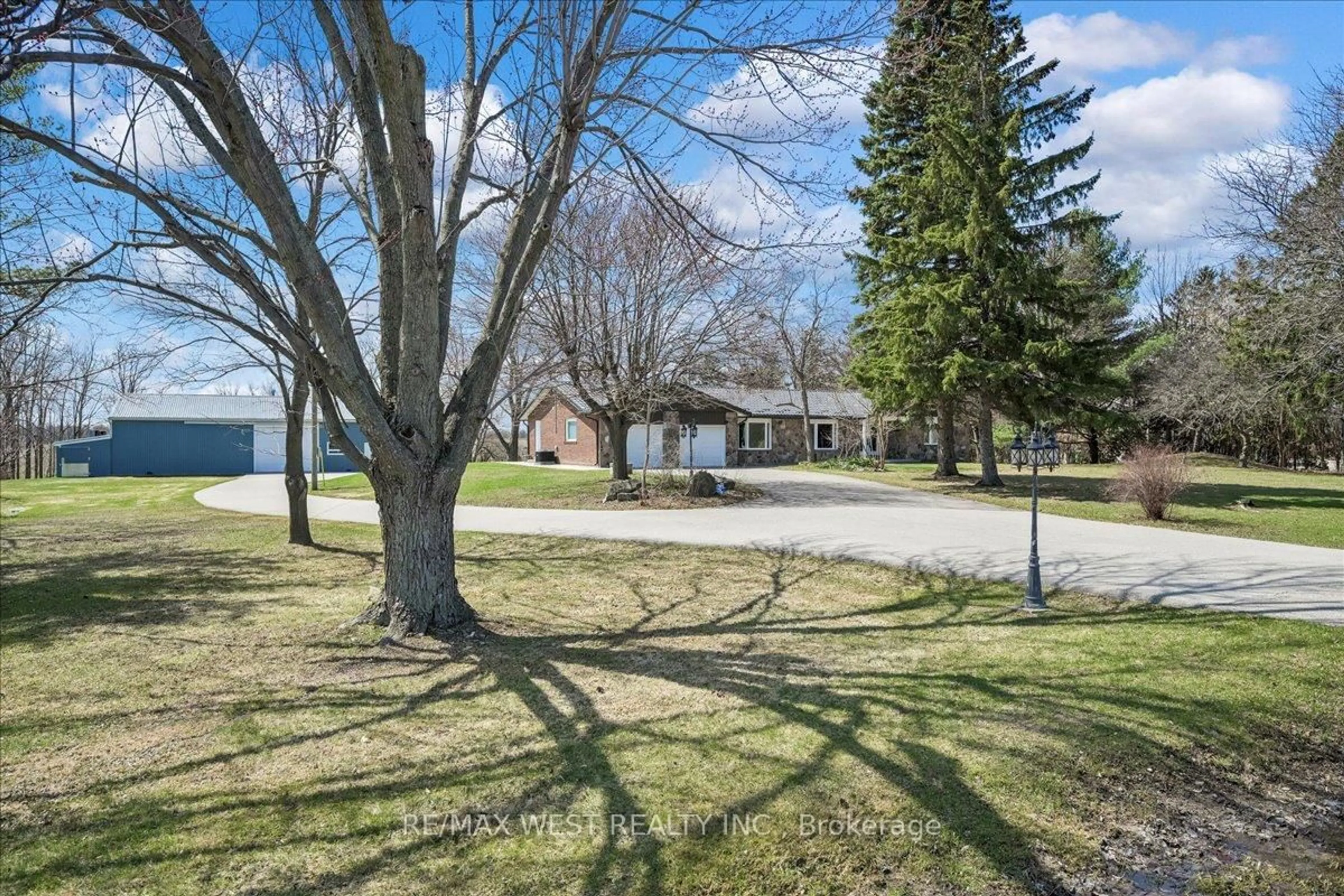 A pic from outside/outdoor area/front of a property/back of a property/a pic from drone, street for 8438 Ninth Line, Halton Hills Ontario L0P 1K0