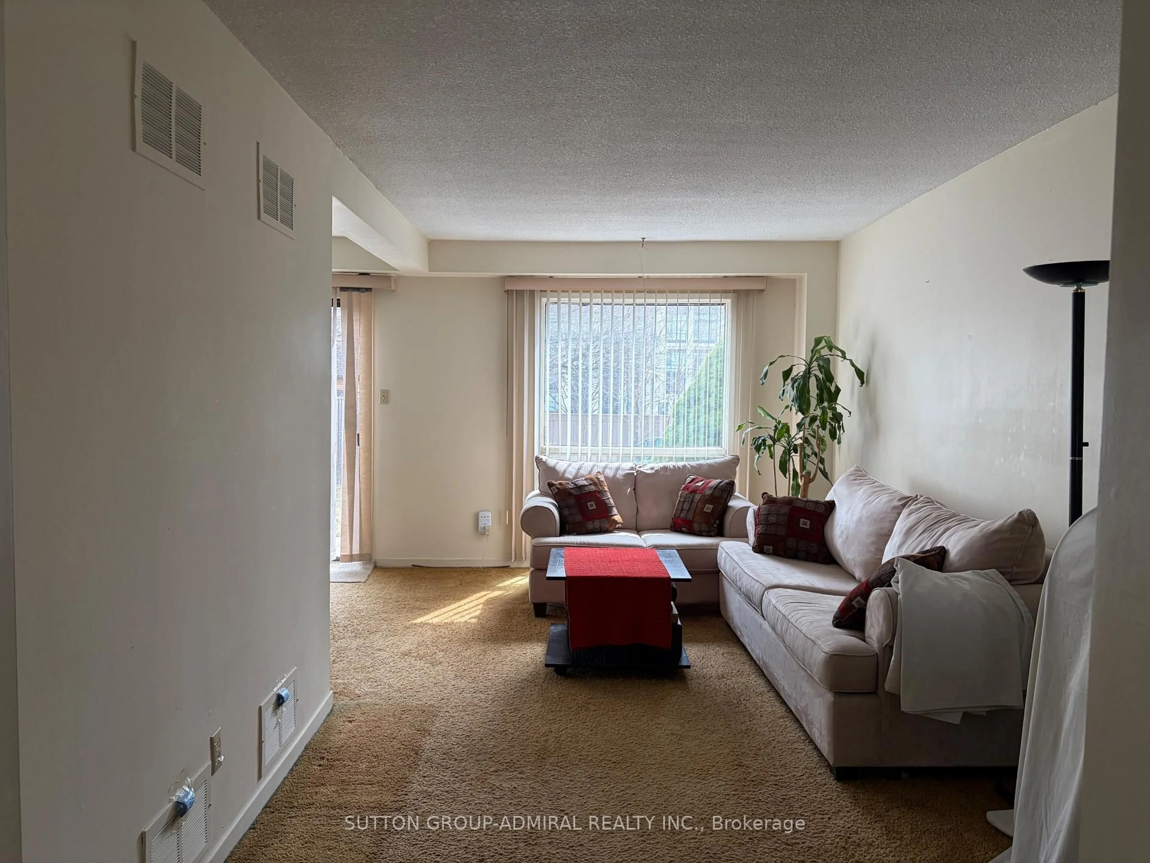 Living room with furniture, unknown for 3980 Bishopstoke Lane, Mississauga Ontario L4Z 1J2