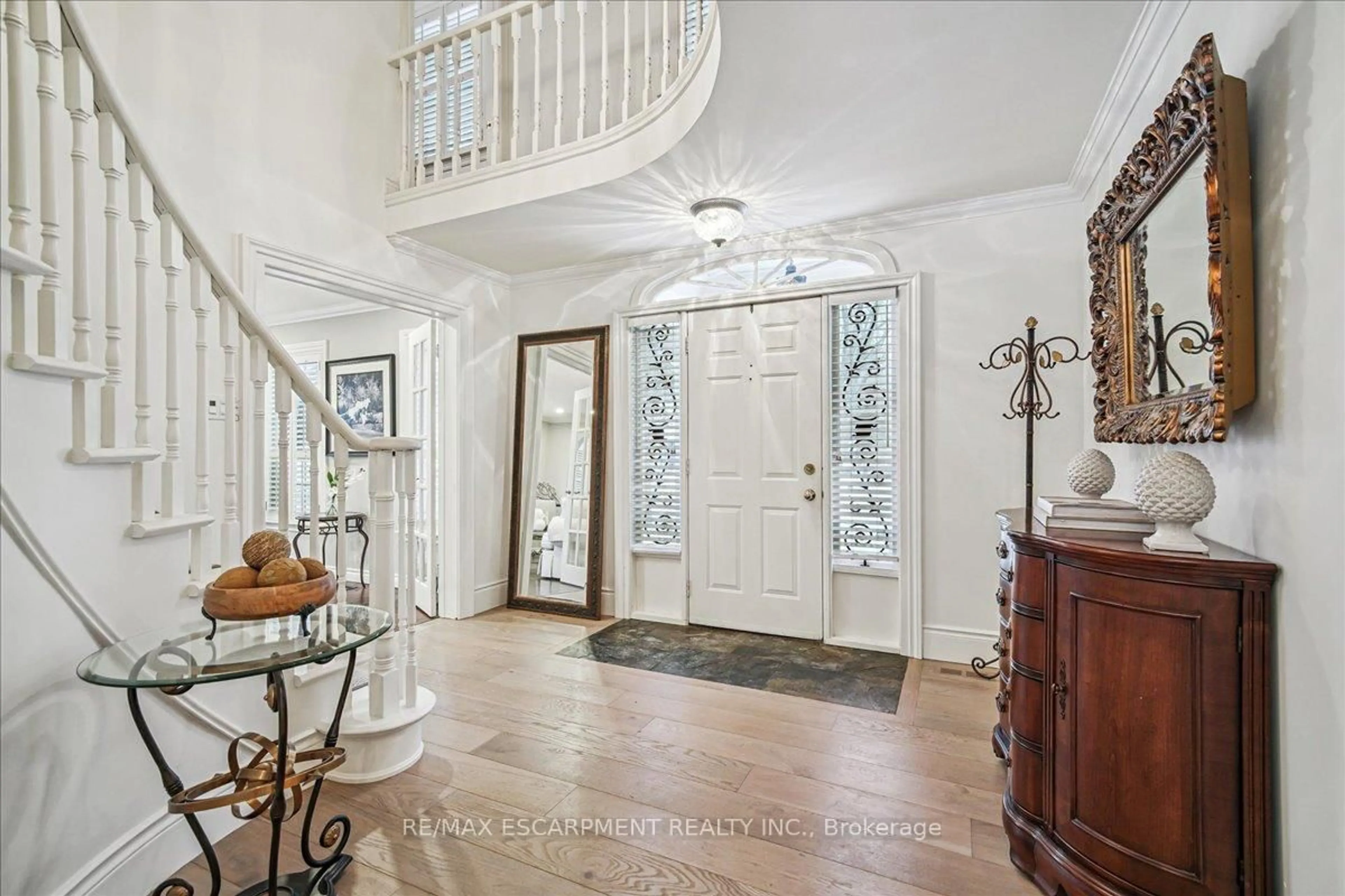 Indoor entryway for 2305 Cheverie St, Oakville Ontario L6J 6C5