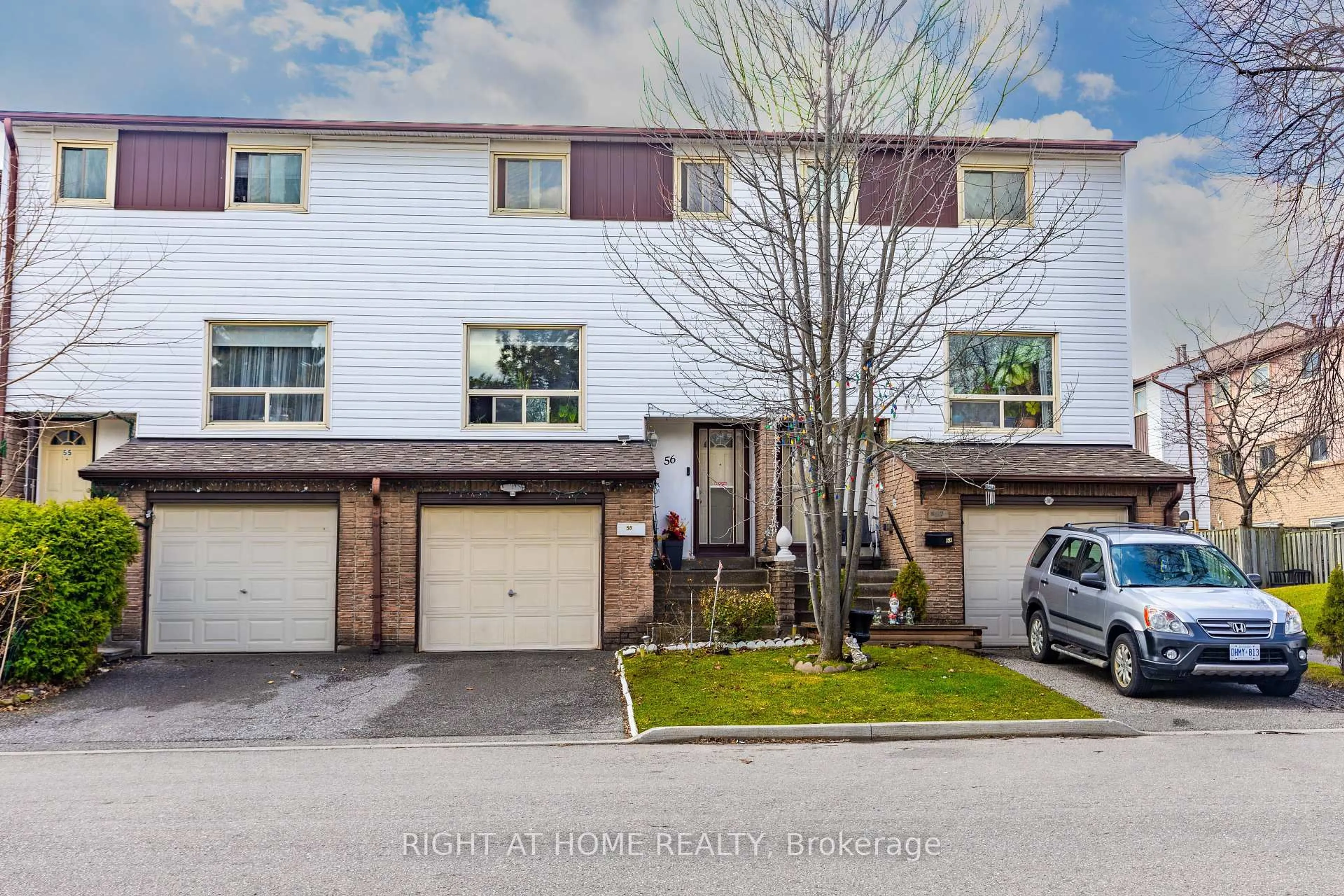 A pic from outside/outdoor area/front of a property/back of a property/a pic from drone, street for 1221 Dundix Rd Rd #56, Mississauga Ontario L4Y 3Y9