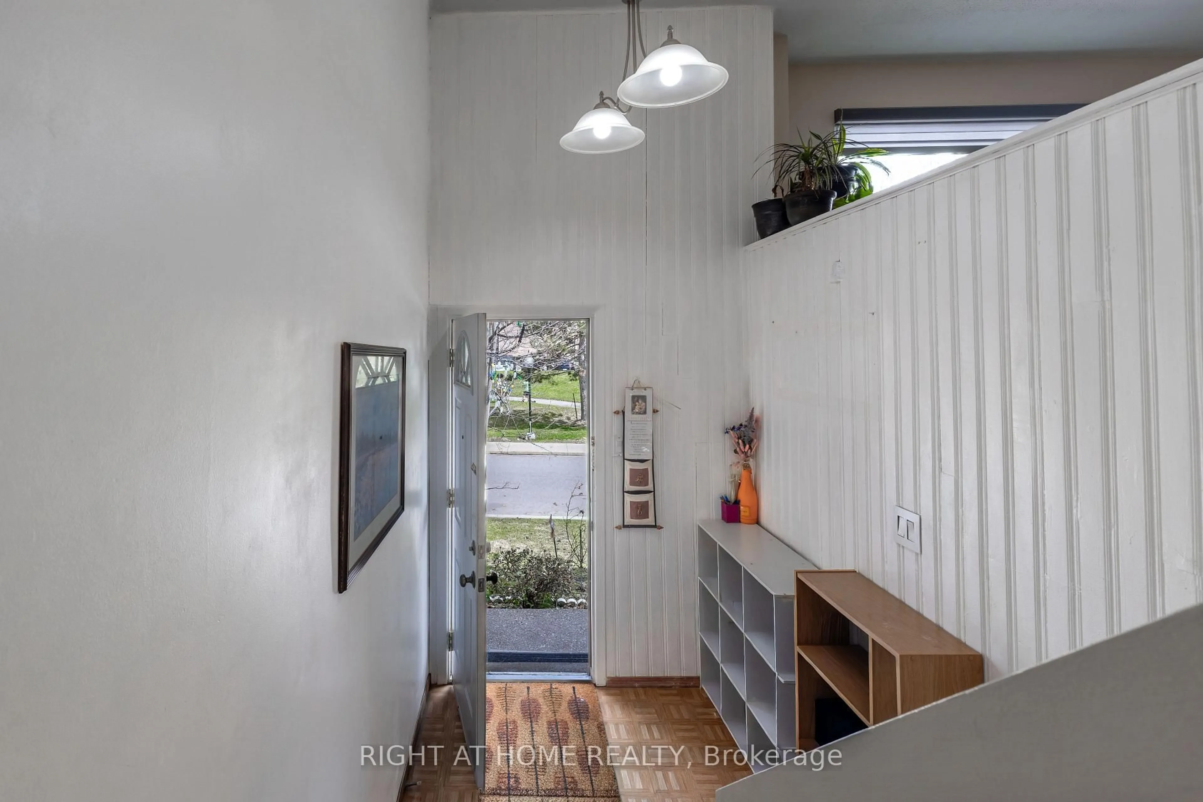 Indoor entryway for 1221 Dundix Rd Rd #56, Mississauga Ontario L4Y 3Y9