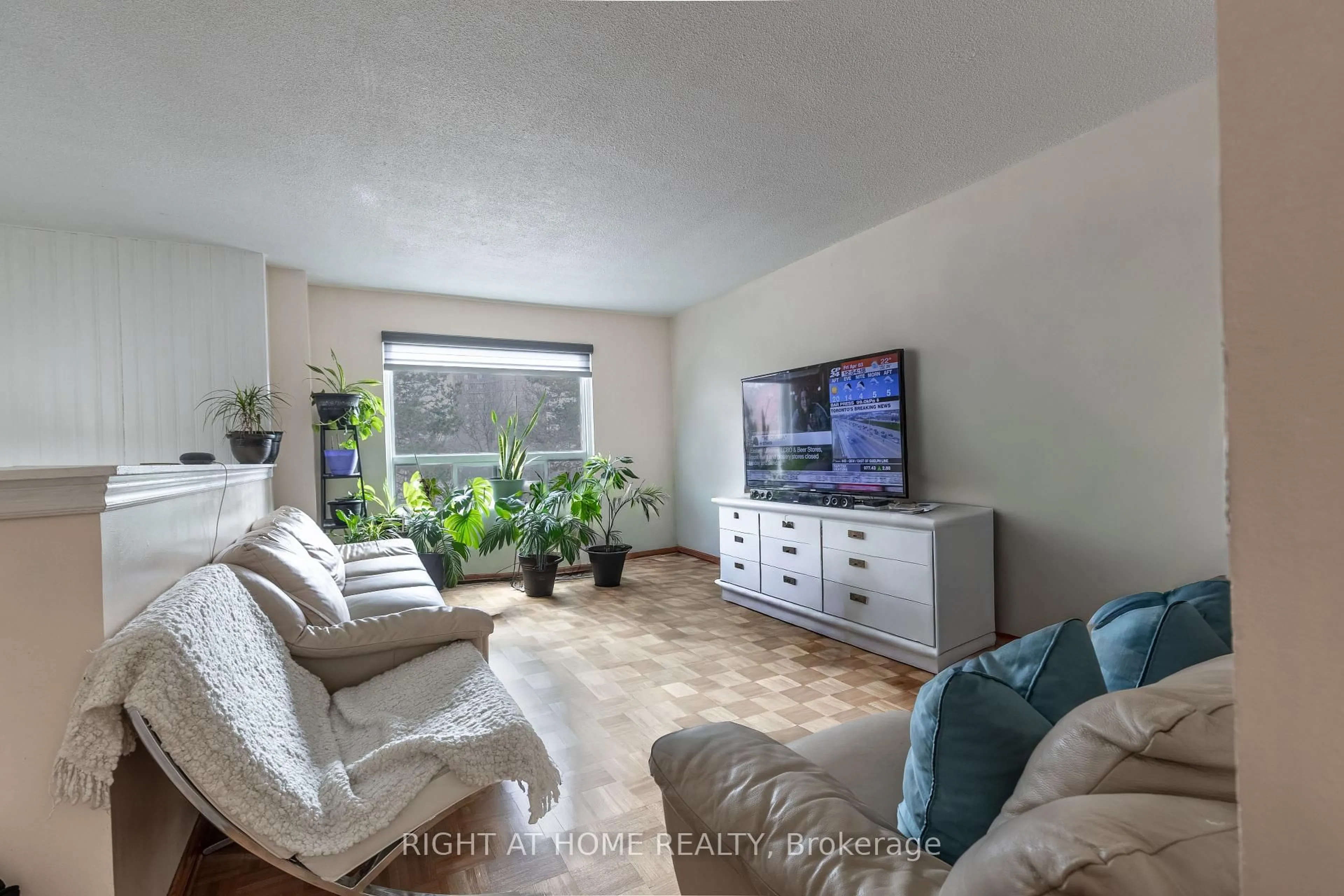 Living room with furniture, unknown for 1221 Dundix Rd Rd #56, Mississauga Ontario L4Y 3Y9