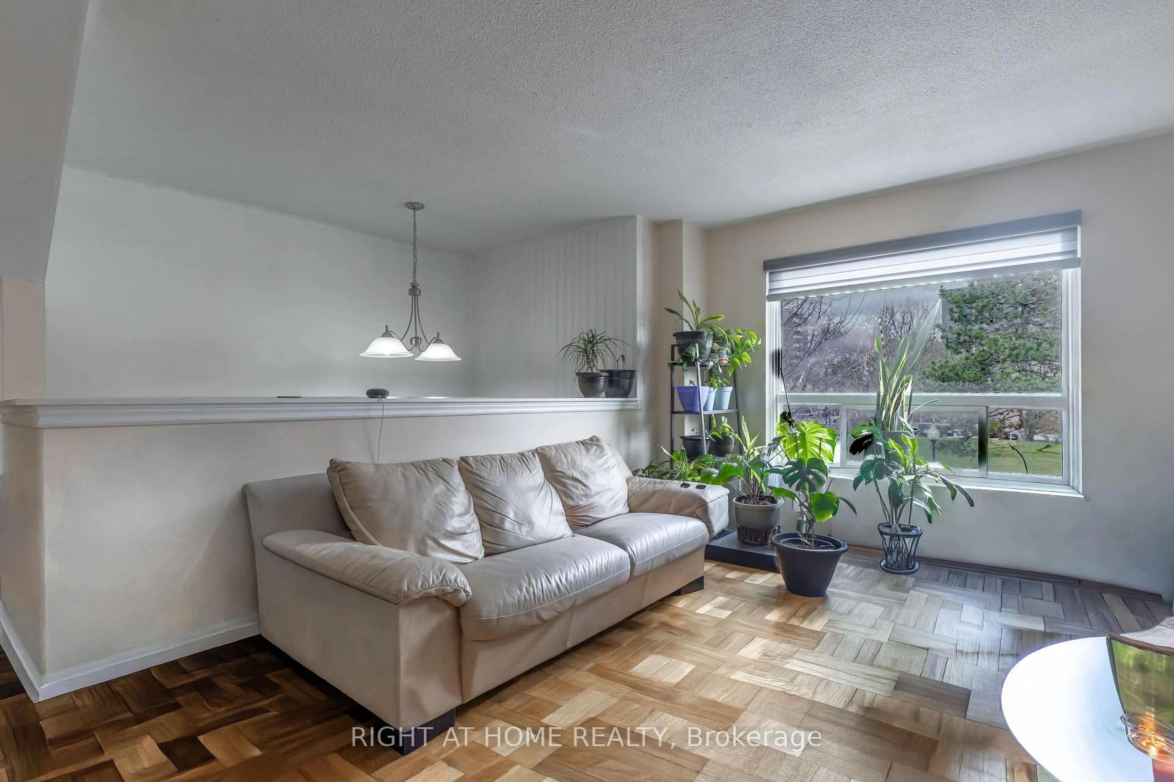 Living room with furniture, unknown for 1221 Dundix Rd Rd #56, Mississauga Ontario L4Y 3Y9