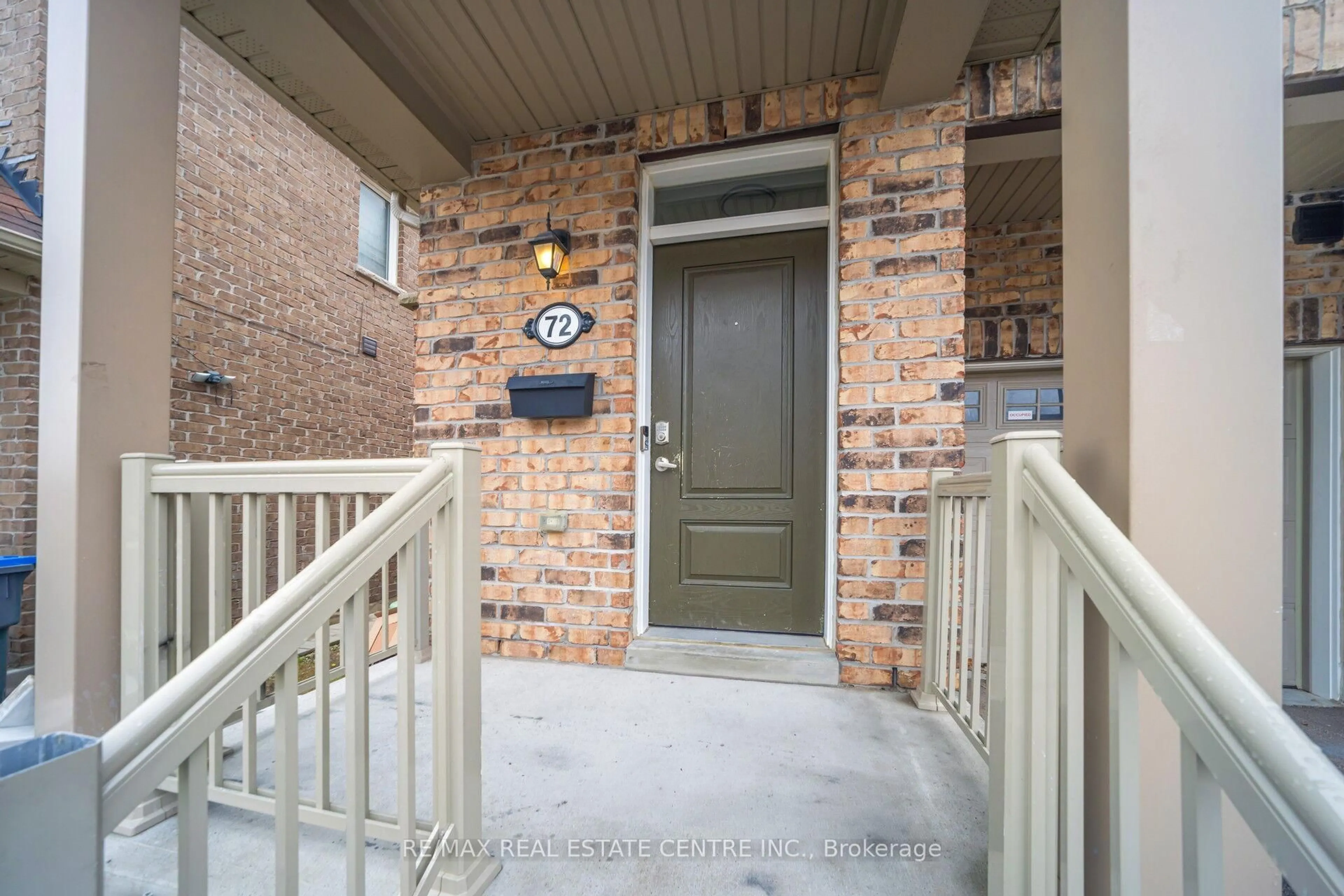 Indoor entryway for 50 Edinburgh Dr #72, Brampton Ontario L6Y 1N9