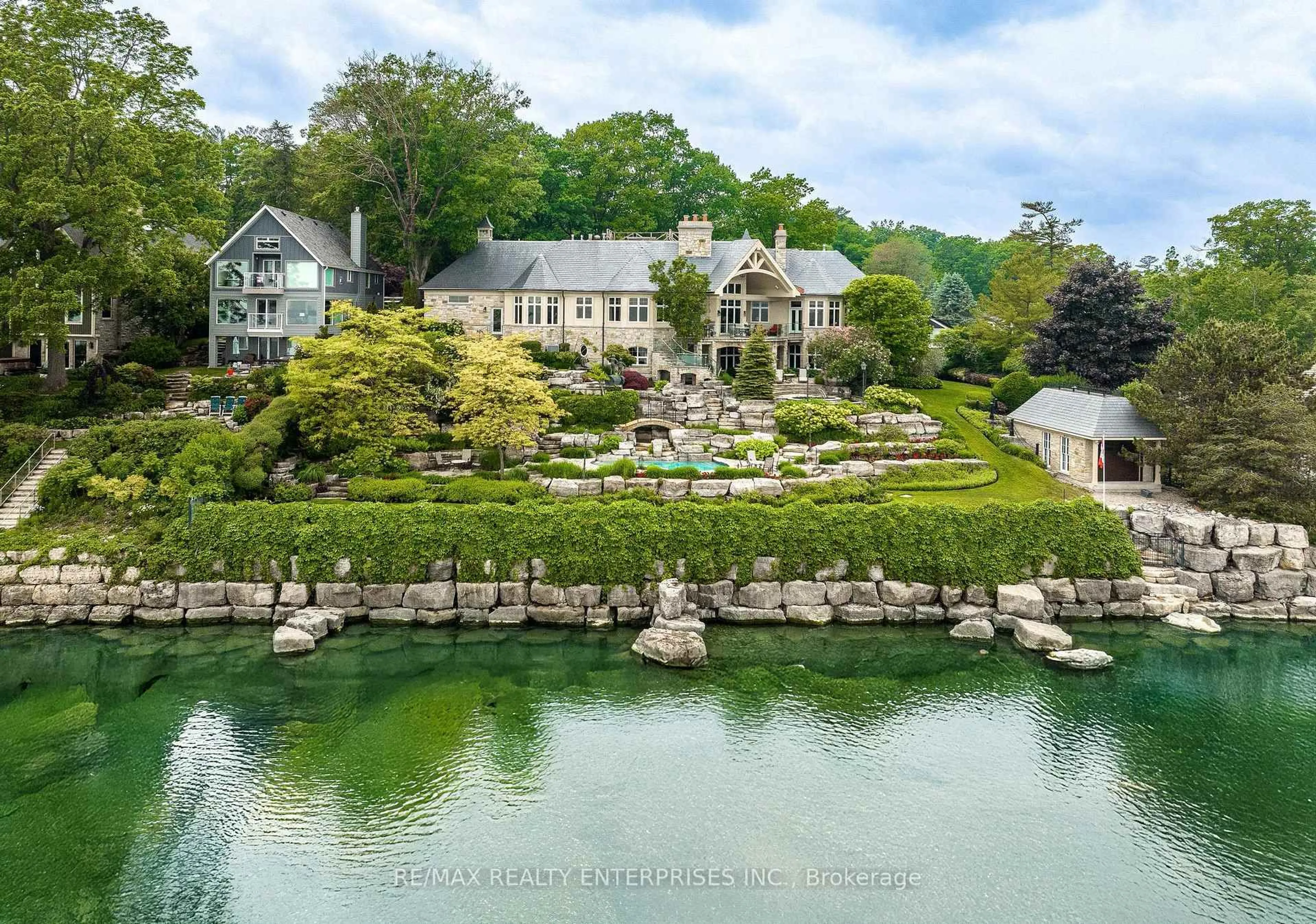 A pic from outside/outdoor area/front of a property/back of a property/a pic from drone, water/lake/river/ocean view for 872 Whittier Cres, Mississauga Ontario L5H 2X3