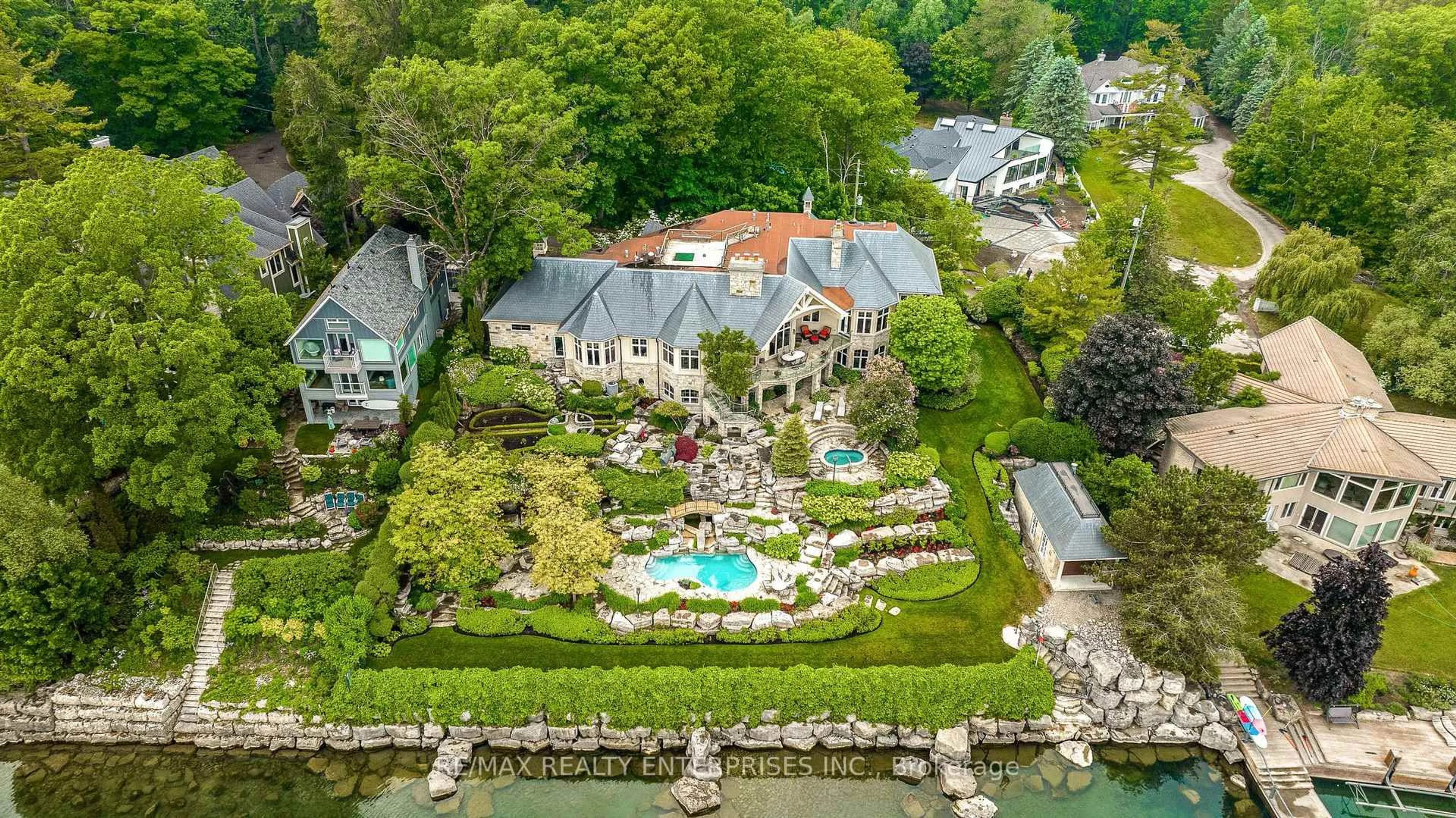 A pic from outside/outdoor area/front of a property/back of a property/a pic from drone, water/lake/river/ocean view for 872 Whittier Cres, Mississauga Ontario L5H 2X3