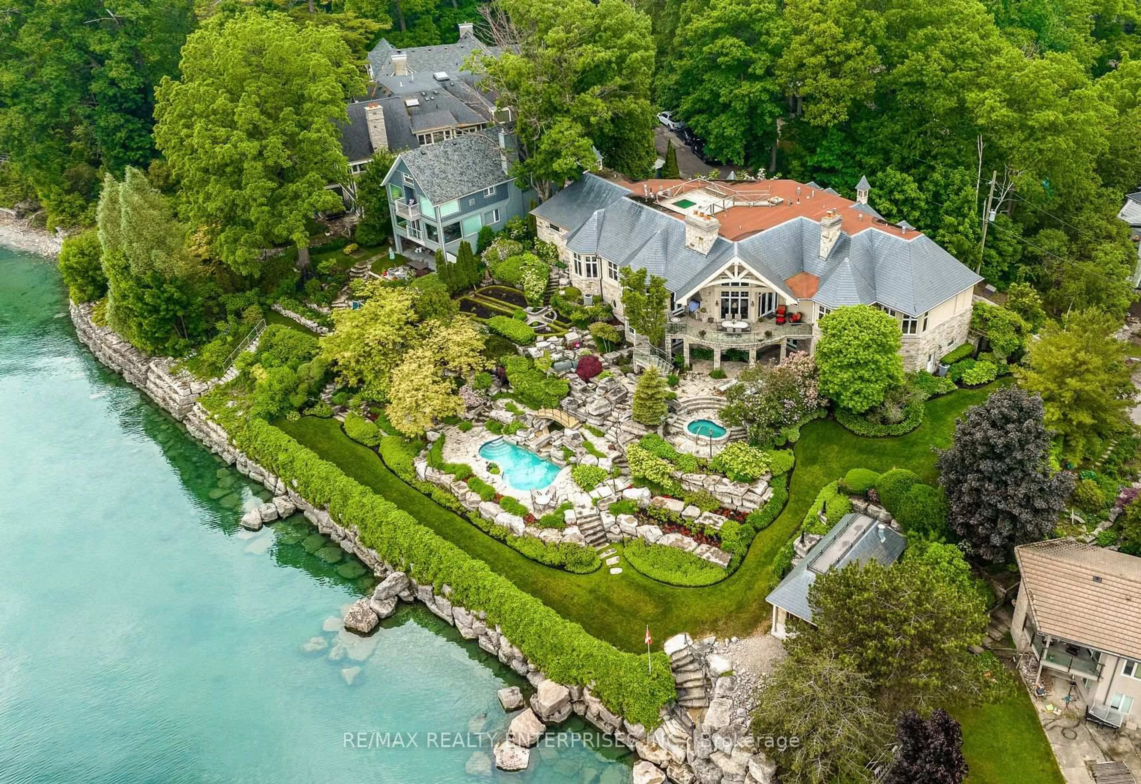 A pic from outside/outdoor area/front of a property/back of a property/a pic from drone, water/lake/river/ocean view for 872 Whittier Cres, Mississauga Ontario L5H 2X3