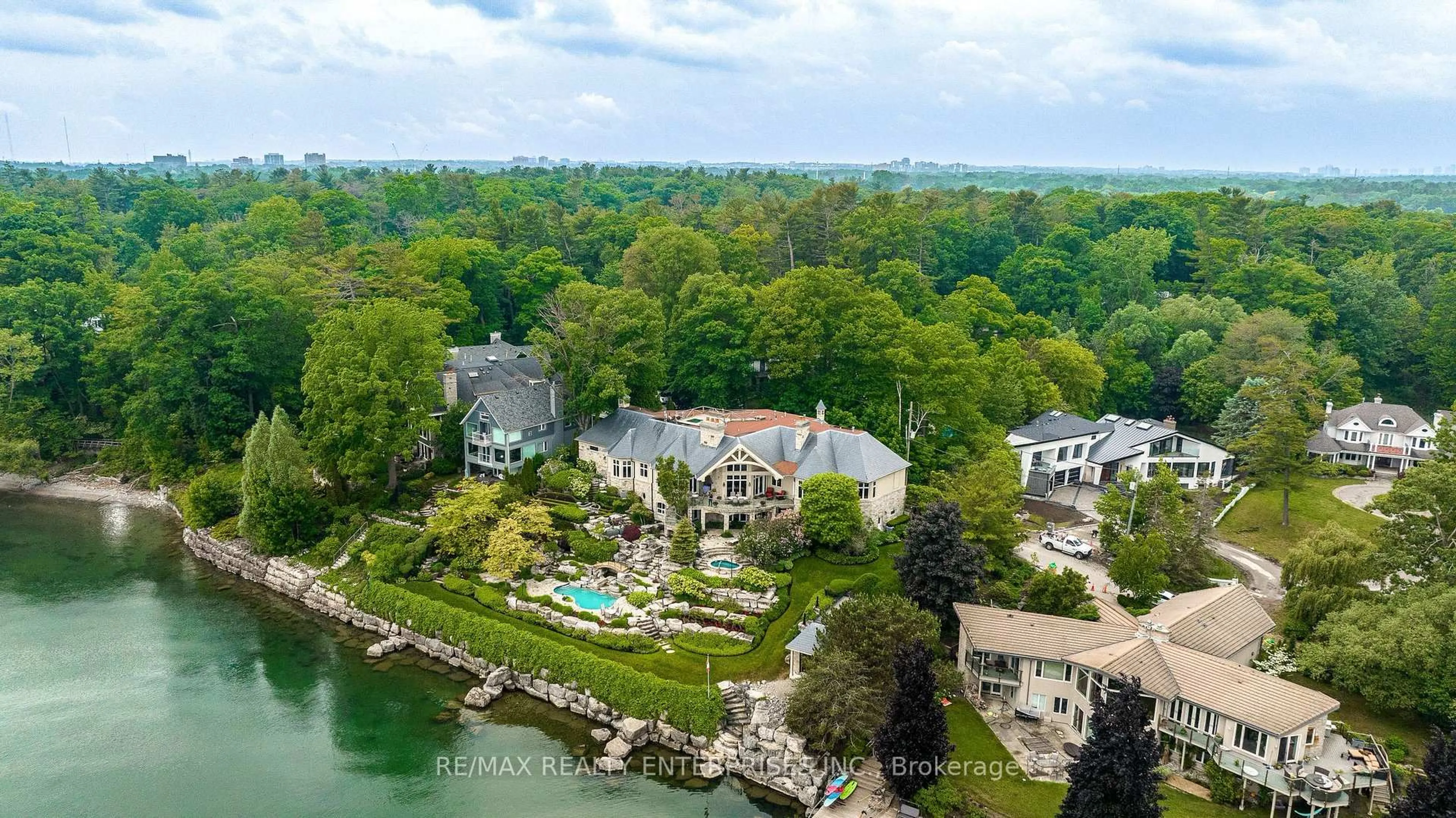 A pic from outside/outdoor area/front of a property/back of a property/a pic from drone, water/lake/river/ocean view for 872 Whittier Cres, Mississauga Ontario L5H 2X3