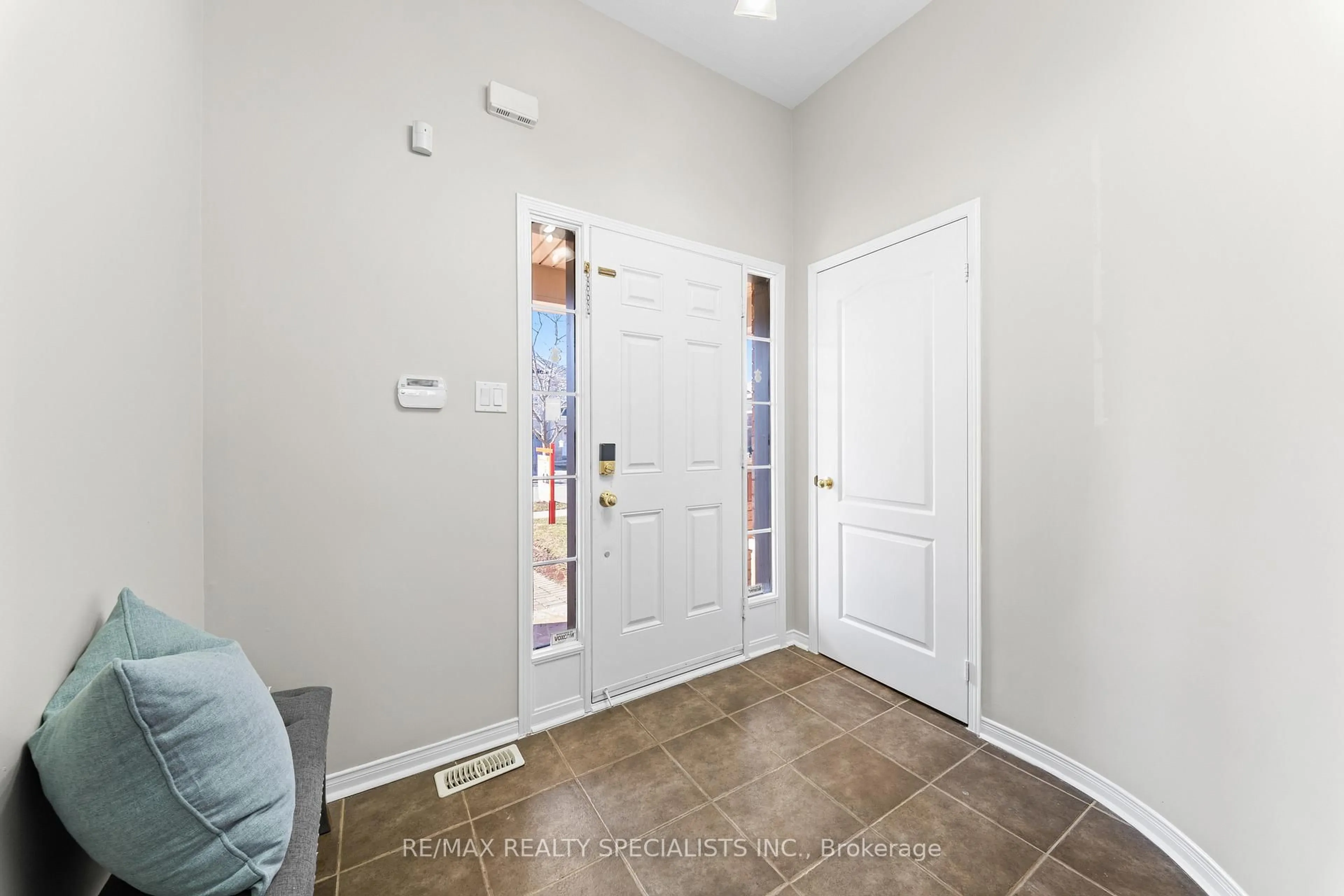 Indoor entryway for 54 Hollingsworth Circ, Brampton Ontario L7A 0J4