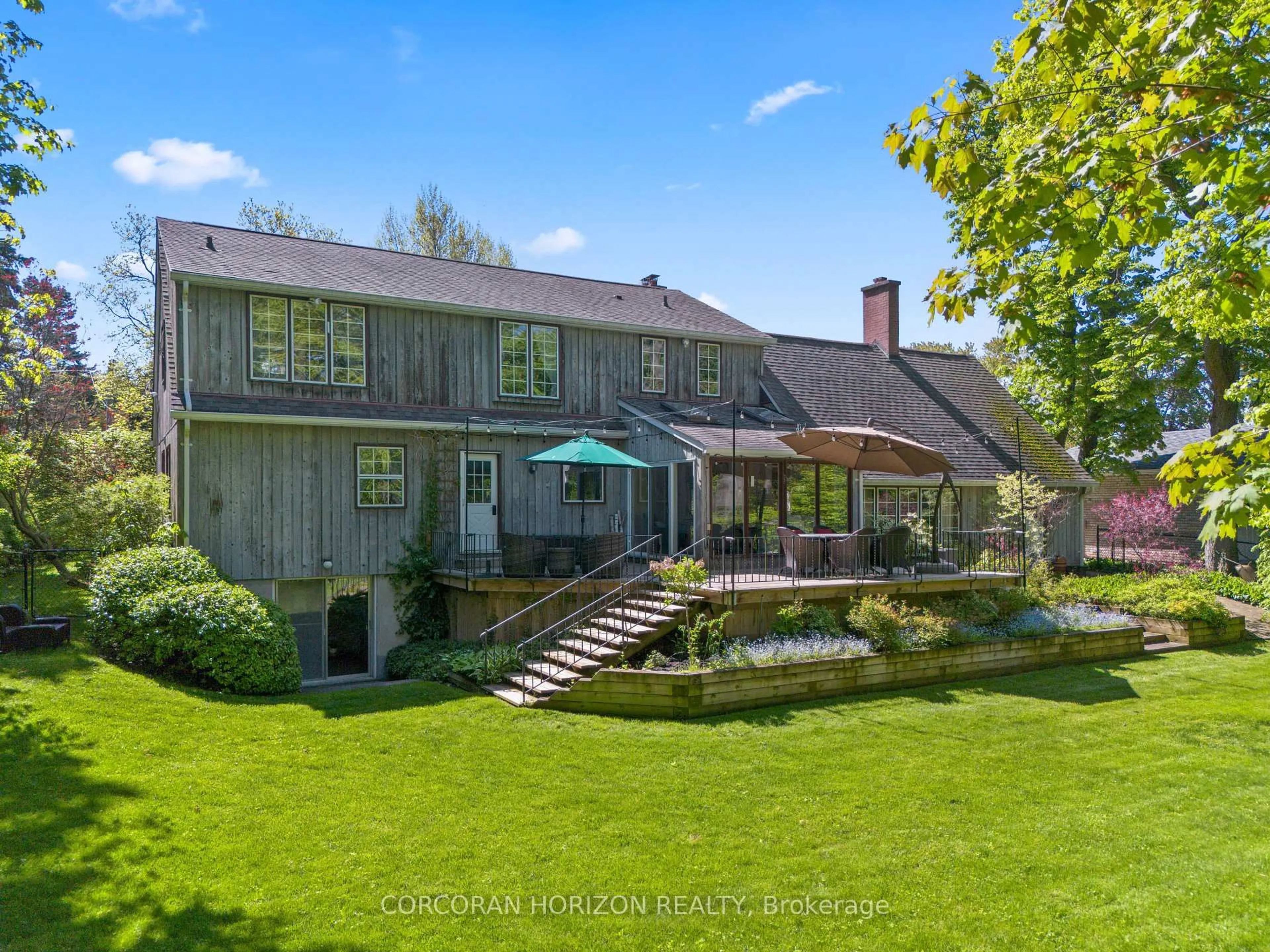 A pic from outside/outdoor area/front of a property/back of a property/a pic from drone, street for 1735 Sunningdale Bend, Mississauga Ontario L5J 1G1