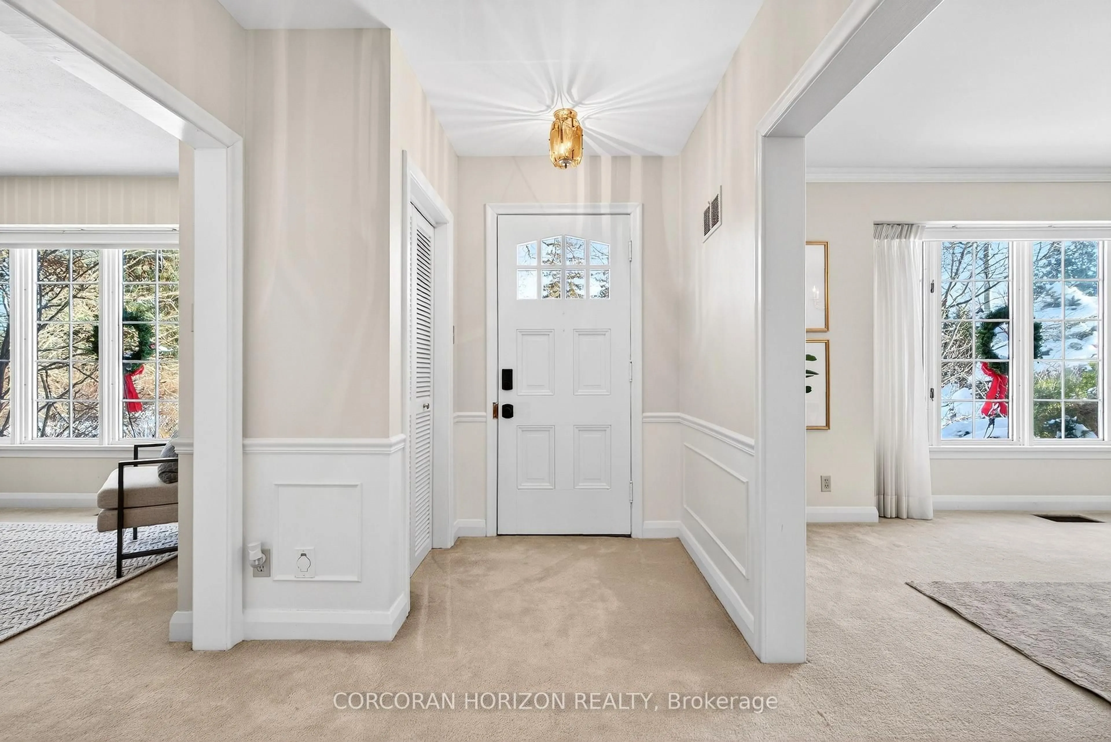 Indoor entryway for 1735 Sunningdale Bend, Mississauga Ontario L5J 1G1