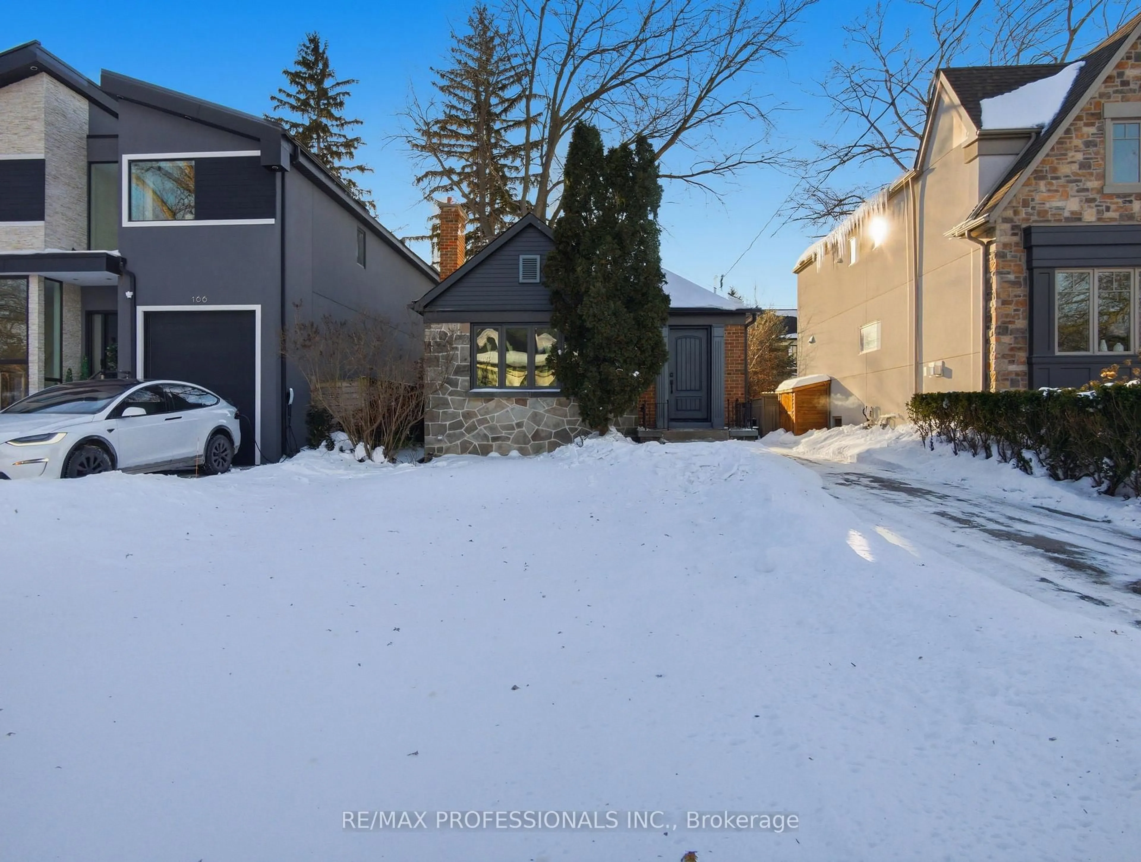 A pic from outside/outdoor area/front of a property/back of a property/a pic from drone, street for 168 The Kingsway, Toronto Ontario M8X 2V6