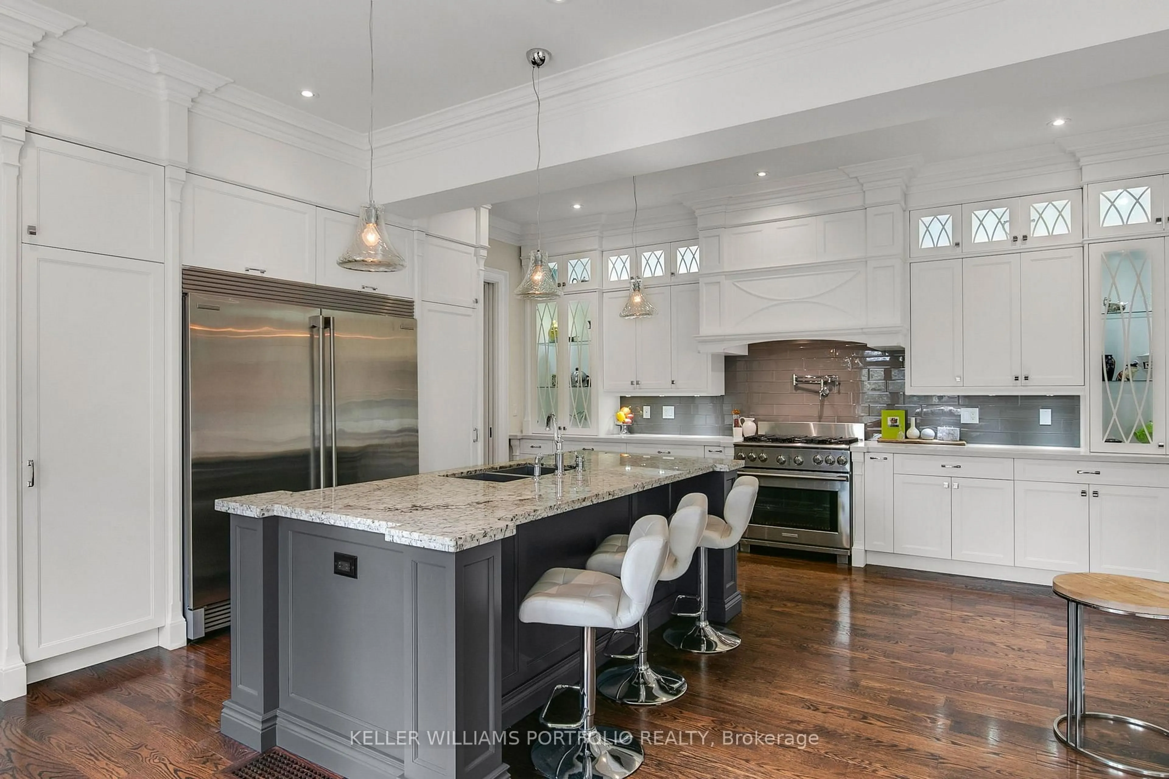 Contemporary kitchen, unknown for 92 Pinetree Way, Mississauga Ontario L5G 2R1