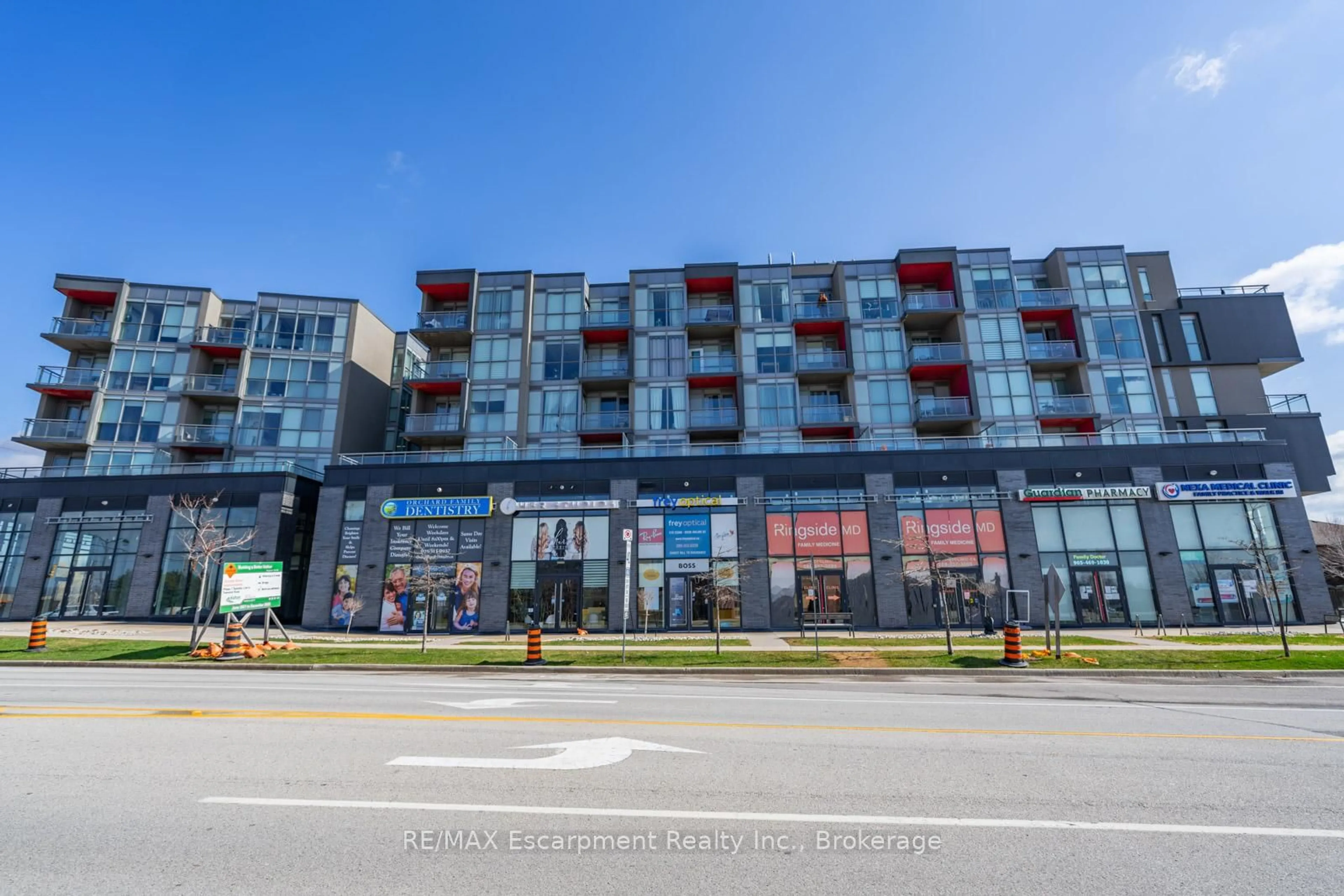 Patio, building for 5220 Dundas St #516, Burlington Ontario L7L 0J4