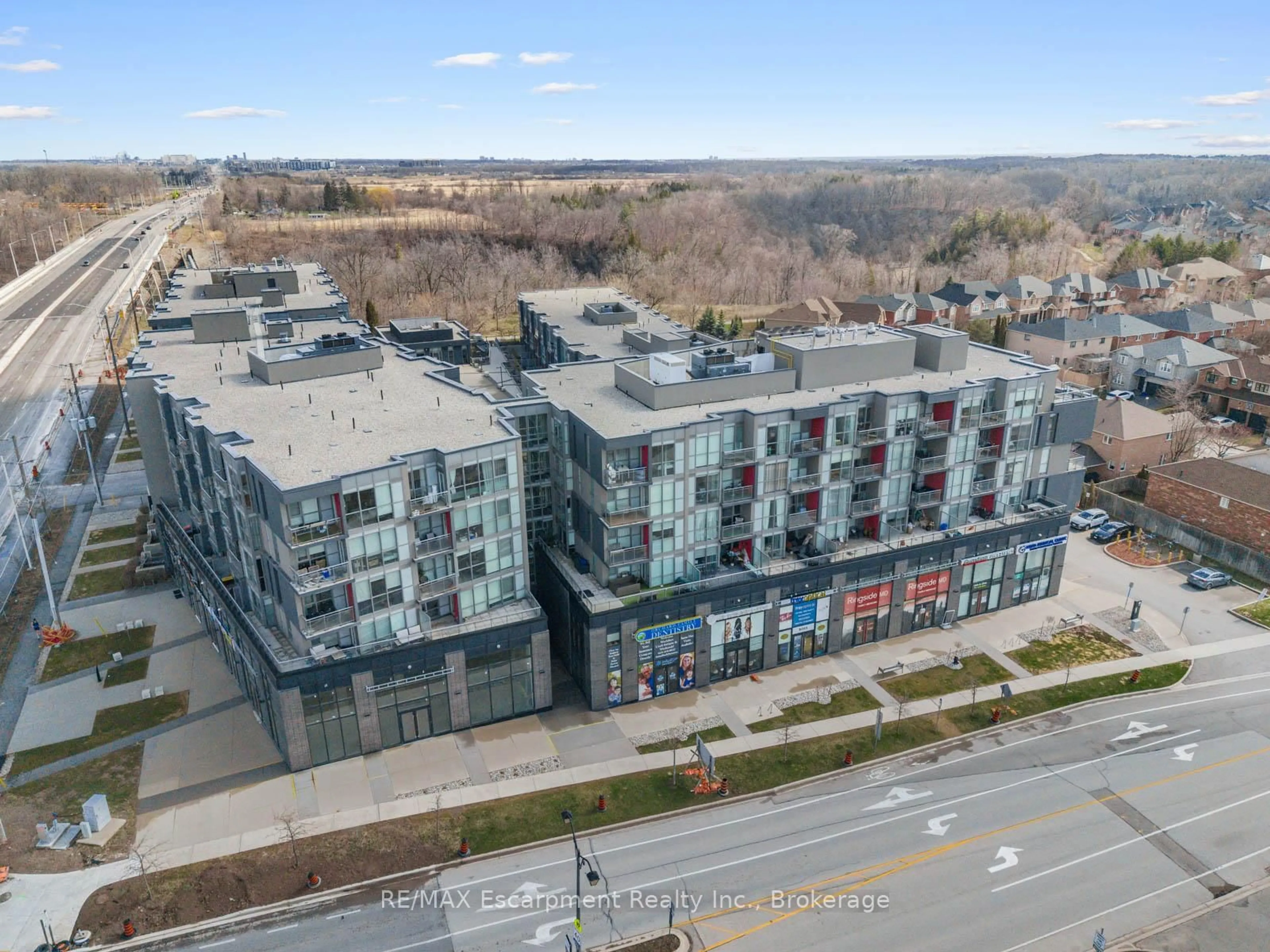 A pic from outside/outdoor area/front of a property/back of a property/a pic from drone, unknown for 5220 Dundas St #516, Burlington Ontario L7L 0J4