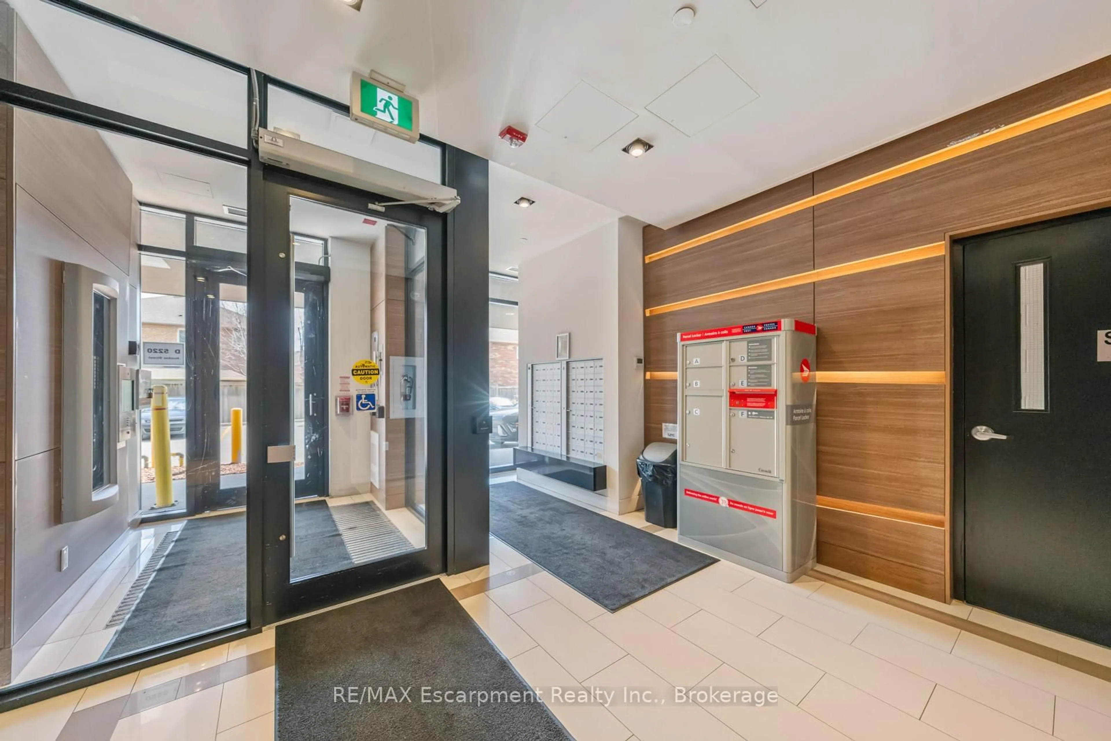 Indoor foyer for 5220 Dundas St #516, Burlington Ontario L7L 0J4