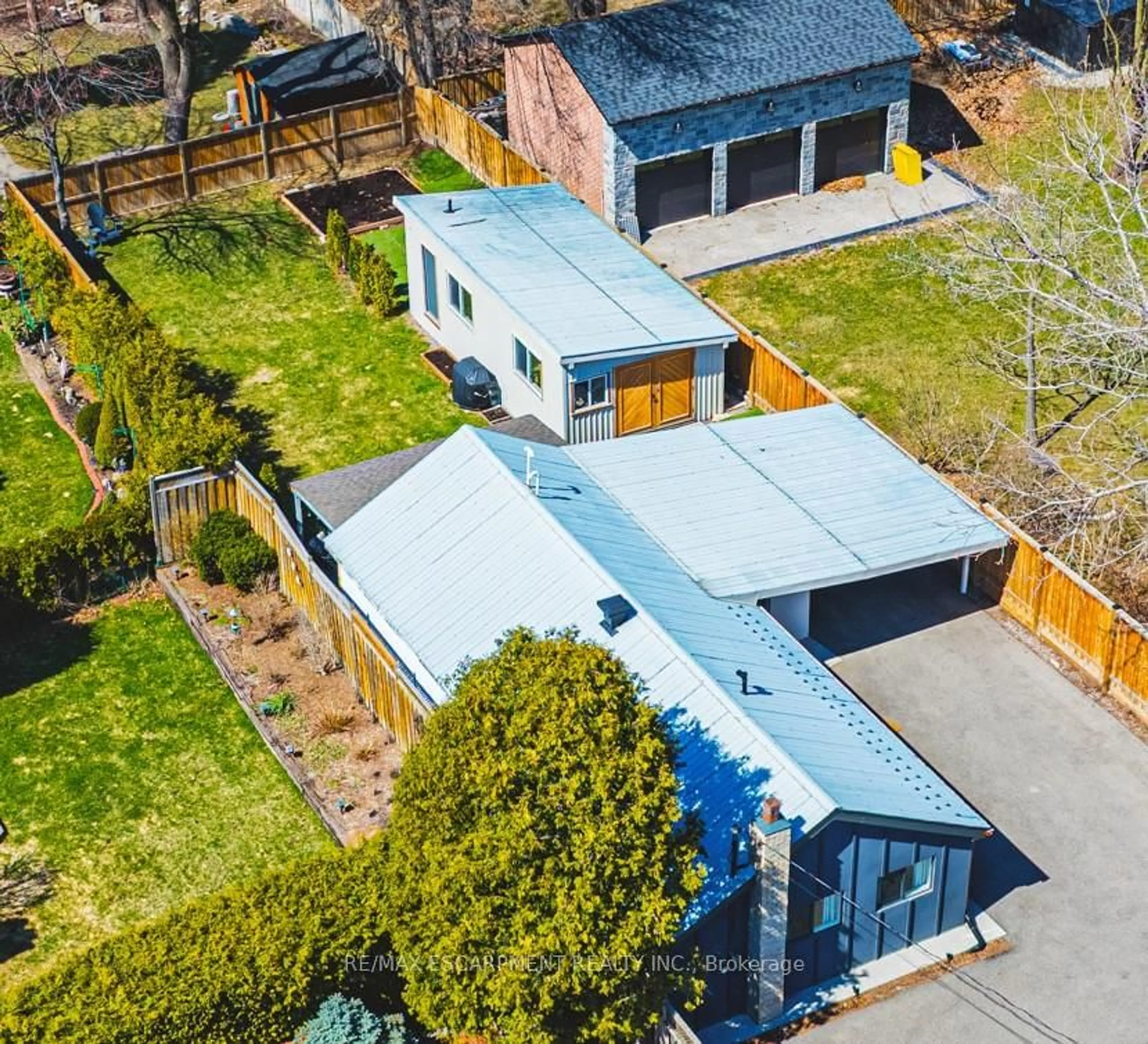 A pic from outside/outdoor area/front of a property/back of a property/a pic from drone, street for 121 Paisley Blvd, Mississauga Ontario L5A 1P6