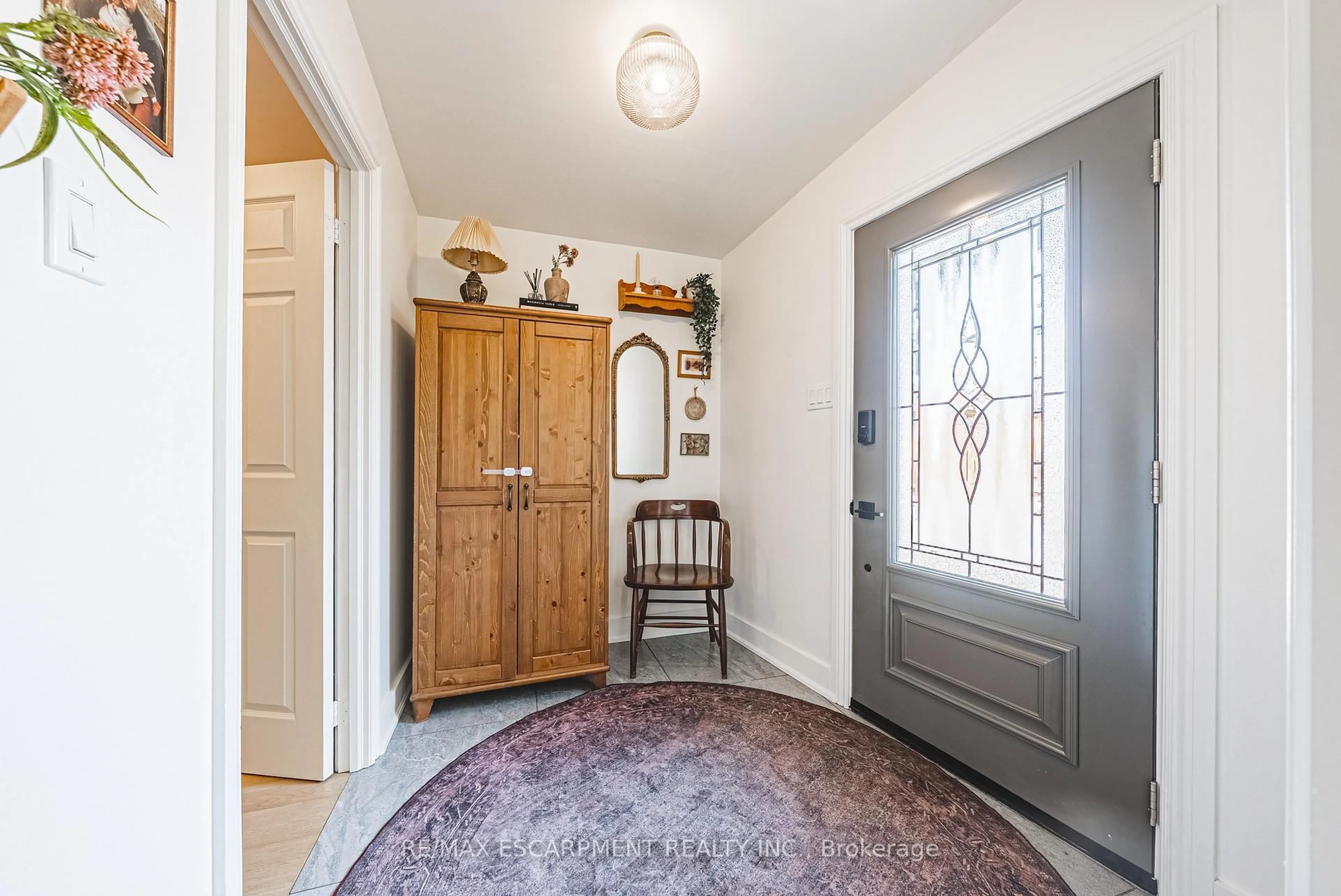 Indoor entryway for 121 Paisley Blvd, Mississauga Ontario L5A 1P6