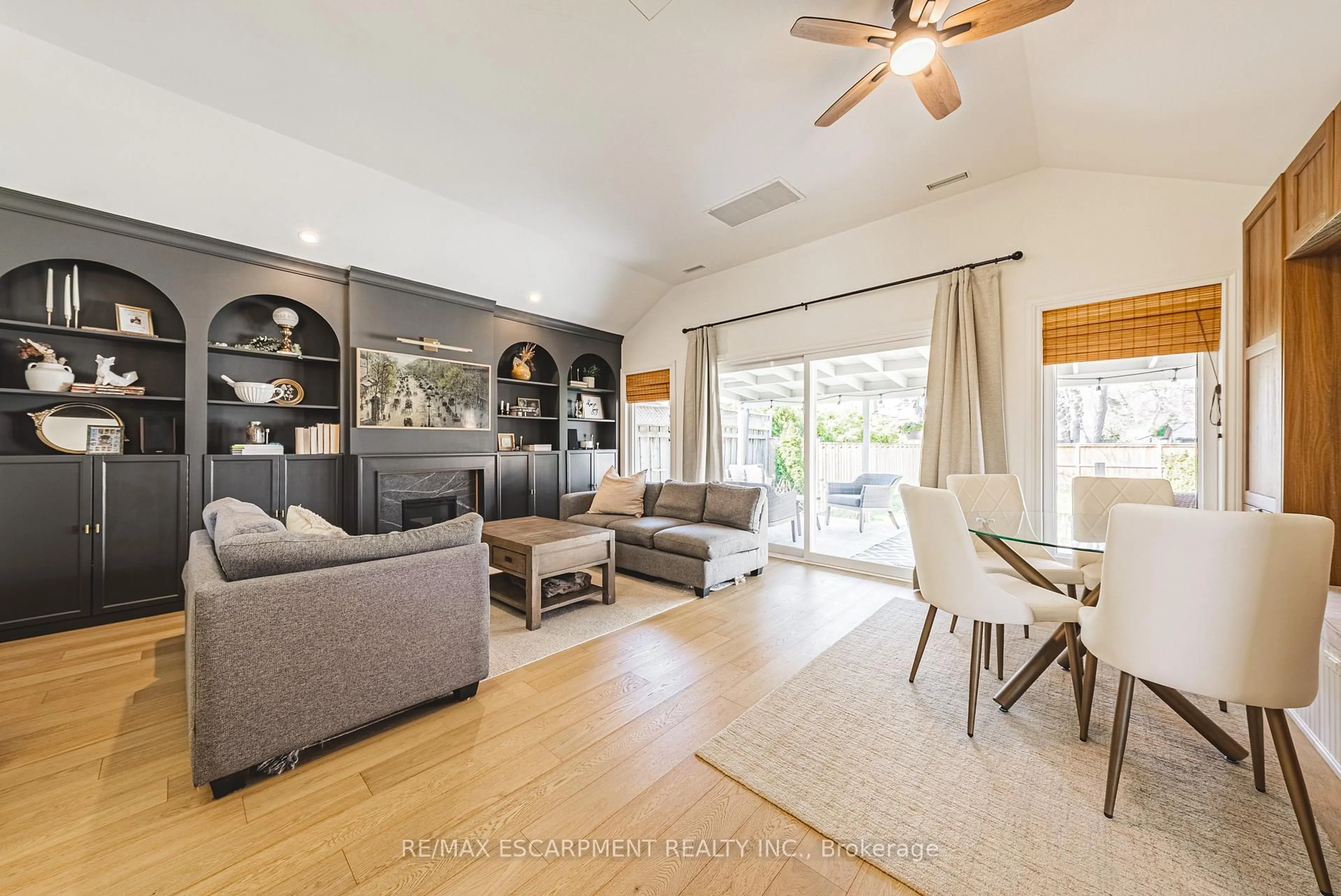 Living room with furniture, unknown for 121 Paisley Blvd, Mississauga Ontario L5A 1P6