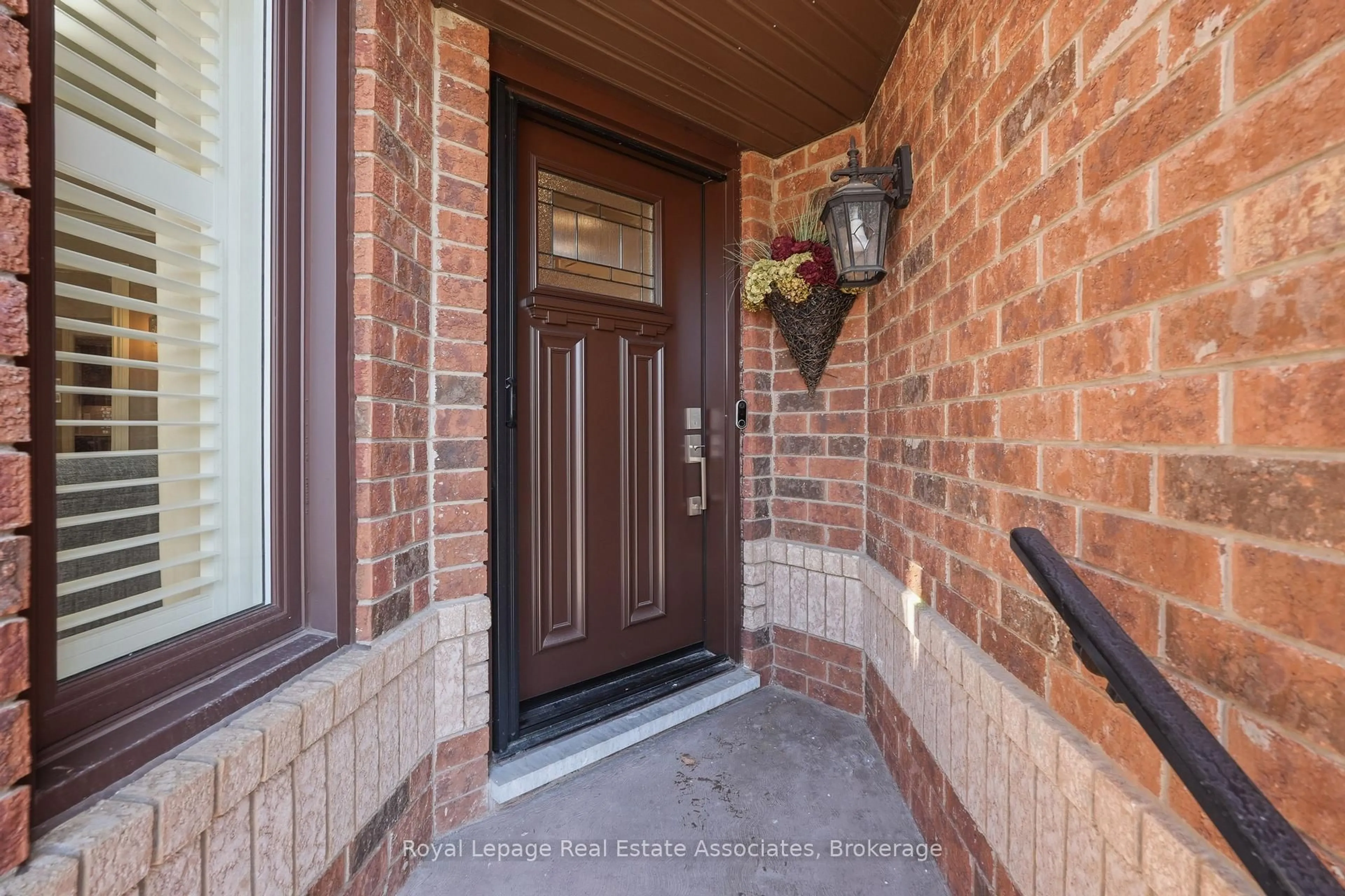 Indoor entryway for 48 Chester Cres, Halton Hills Ontario L7G 5W5