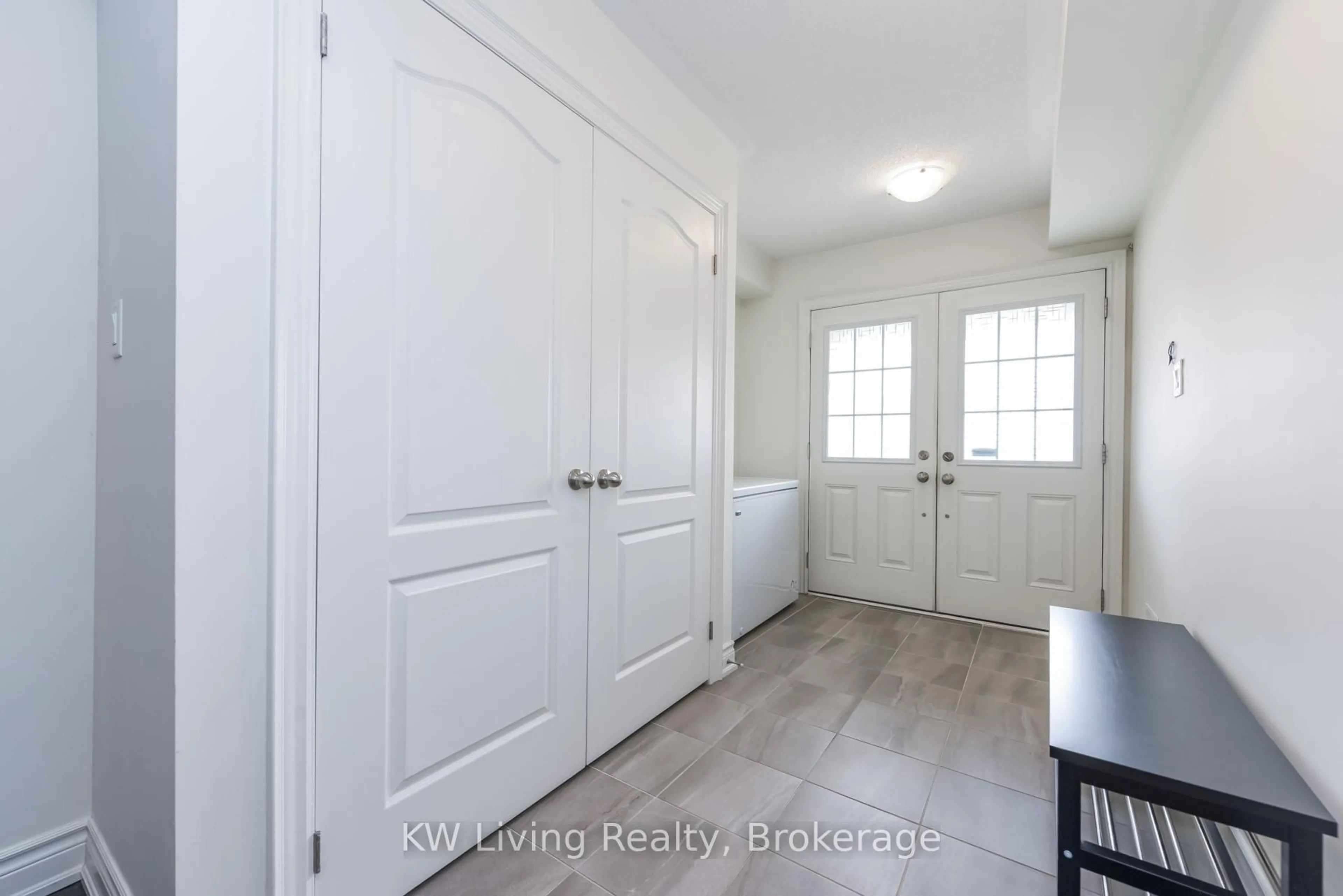 Indoor entryway for 8593 Financial Dr, Brampton Ontario L6Y 6C5