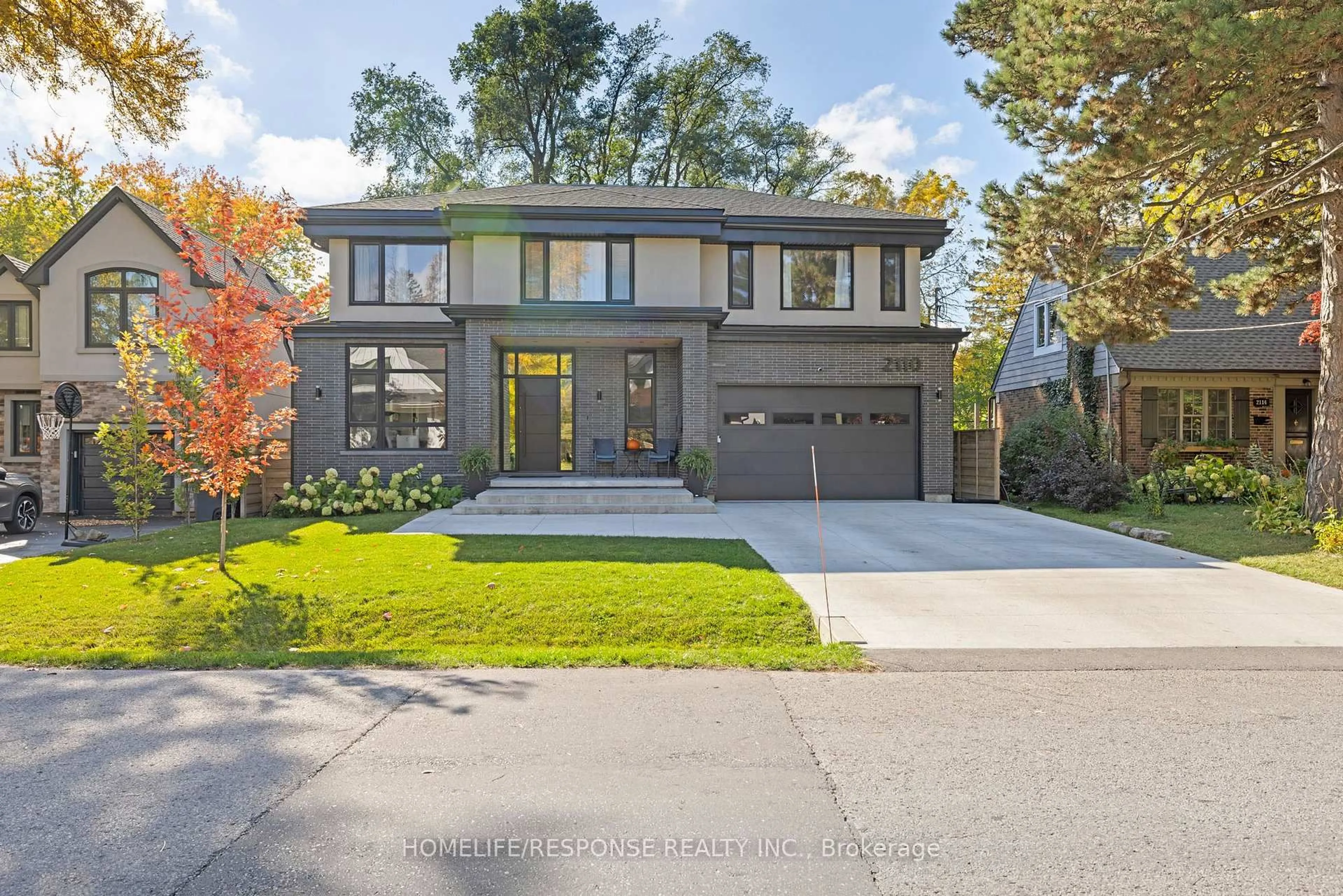 Home with brick exterior material, street for 2110 Courtland Cres, Mississauga Ontario L4Y 1V2