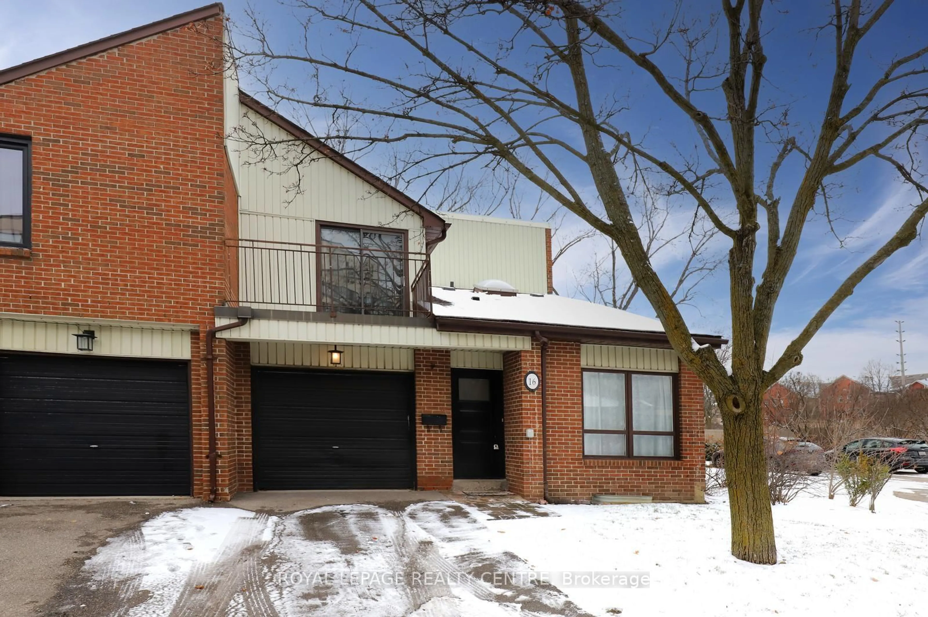 Home with brick exterior material, street for 1021 Cedarglen Gate #16, Mississauga Ontario L5C 3A7