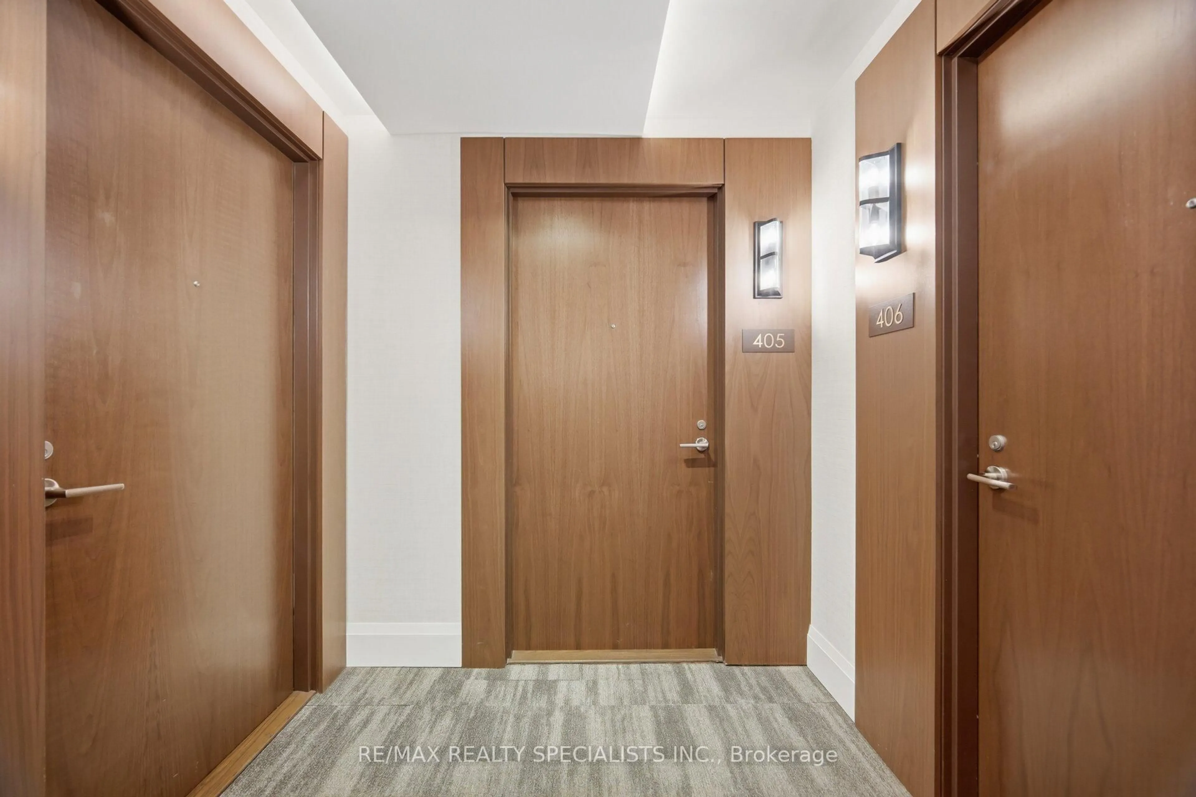 Indoor foyer for 1050 Main St #405, Milton Ontario L9T 9M3