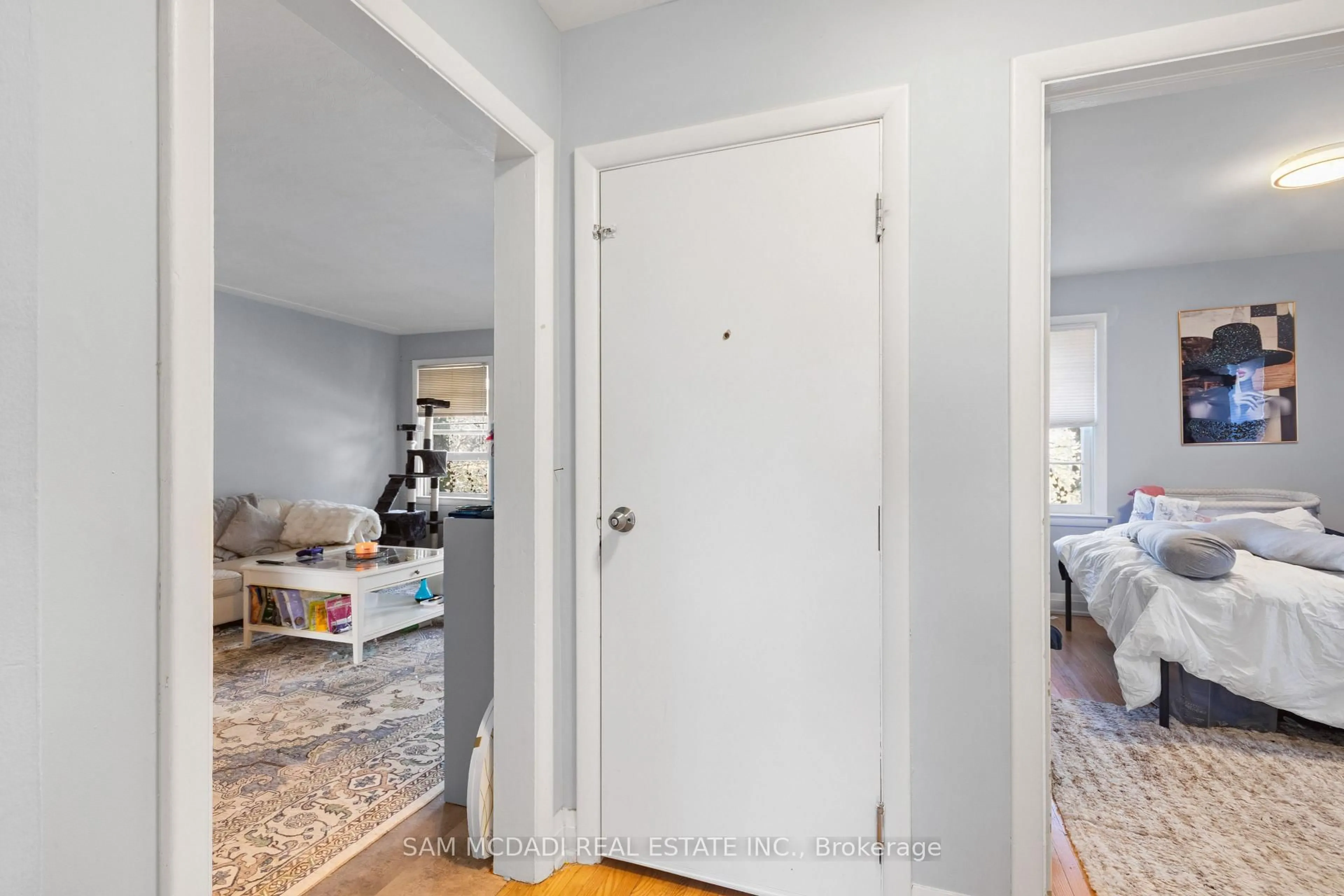 Indoor entryway for 2432 First St, Burlington Ontario L7R 1C6