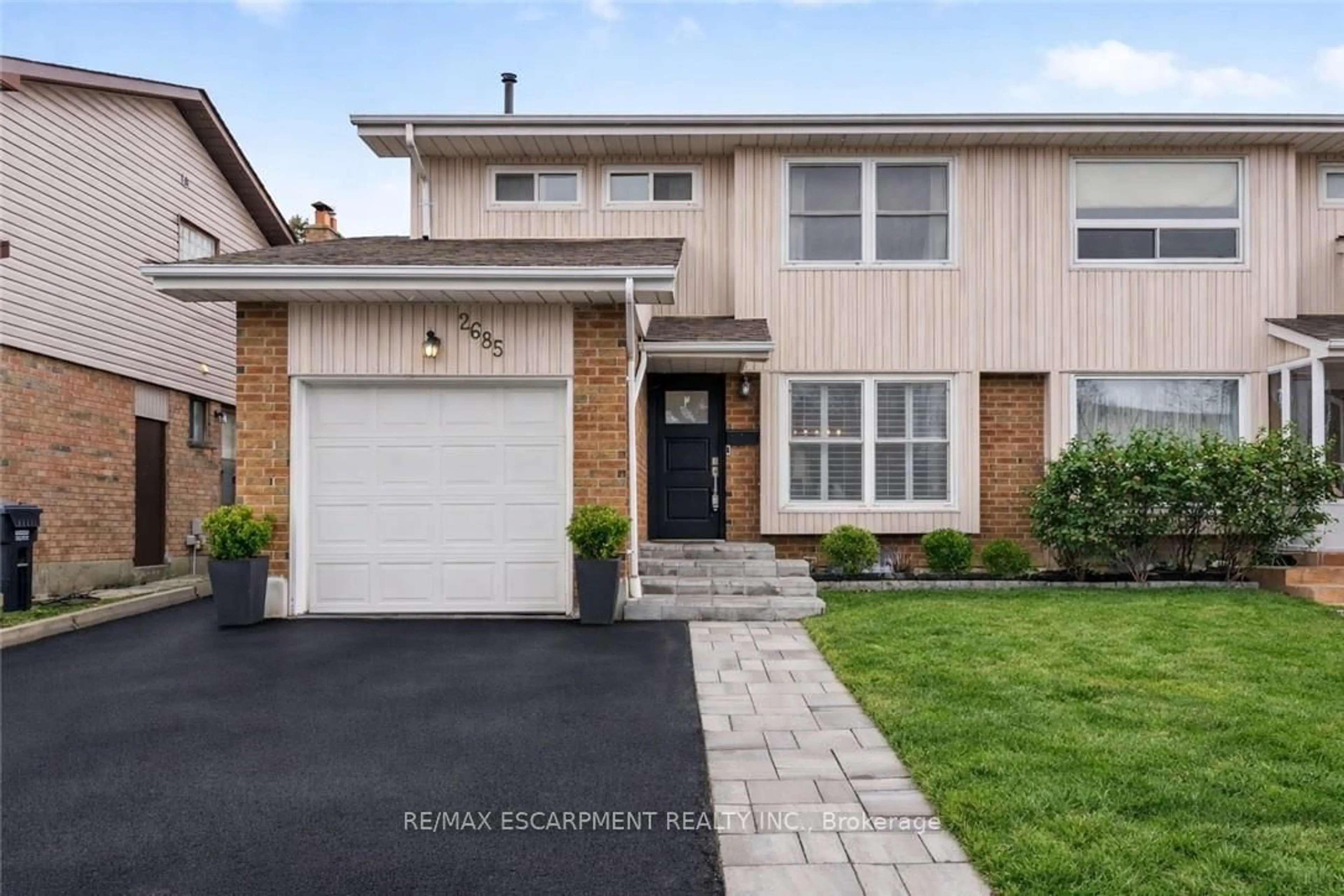 Home with vinyl exterior material, street for 2685 Los Palmas Crt, Mississauga Ontario L5N 2G6