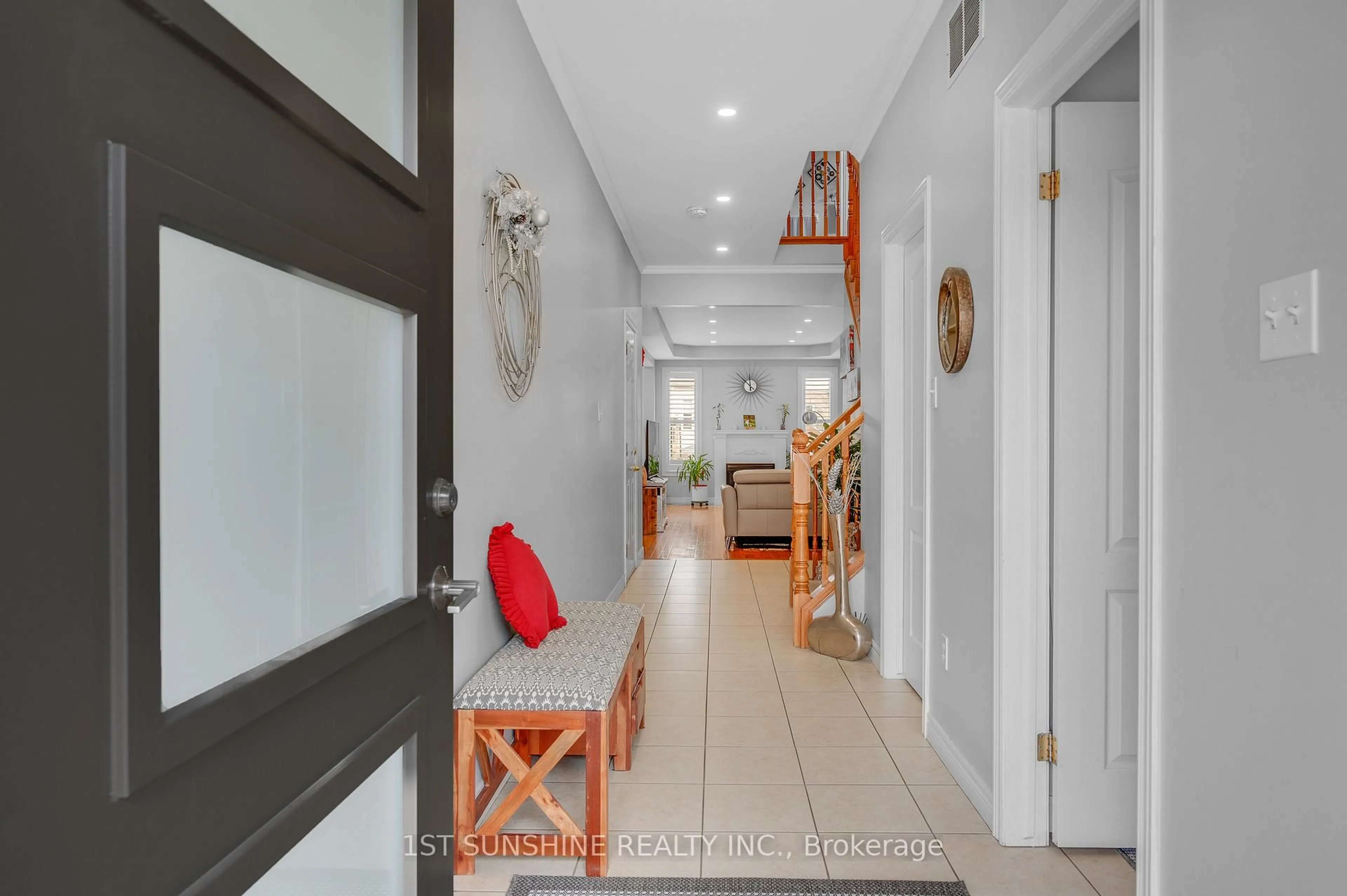 Indoor foyer for 5317 Picketts Way, Burlington Ontario L7L 7J6