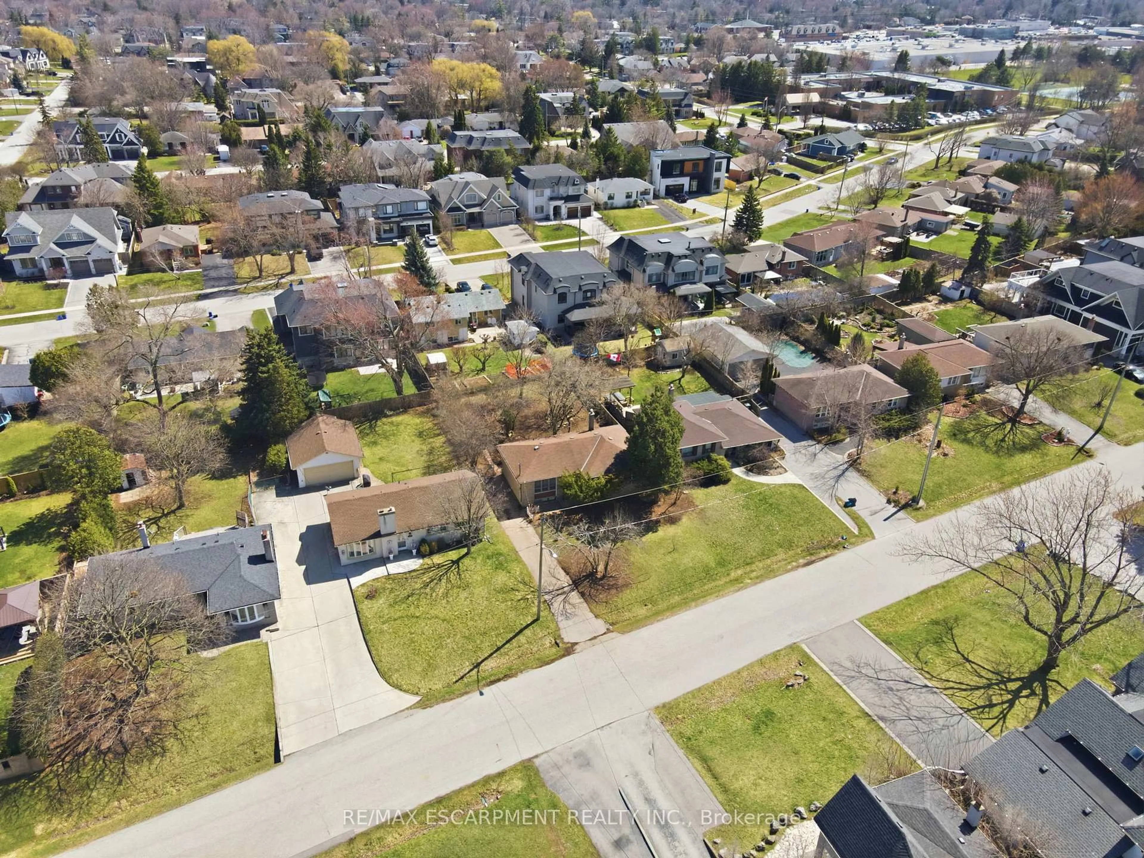 A pic from outside/outdoor area/front of a property/back of a property/a pic from drone, street for 1354 Sheldon Ave, Oakville Ontario L6L 2R1