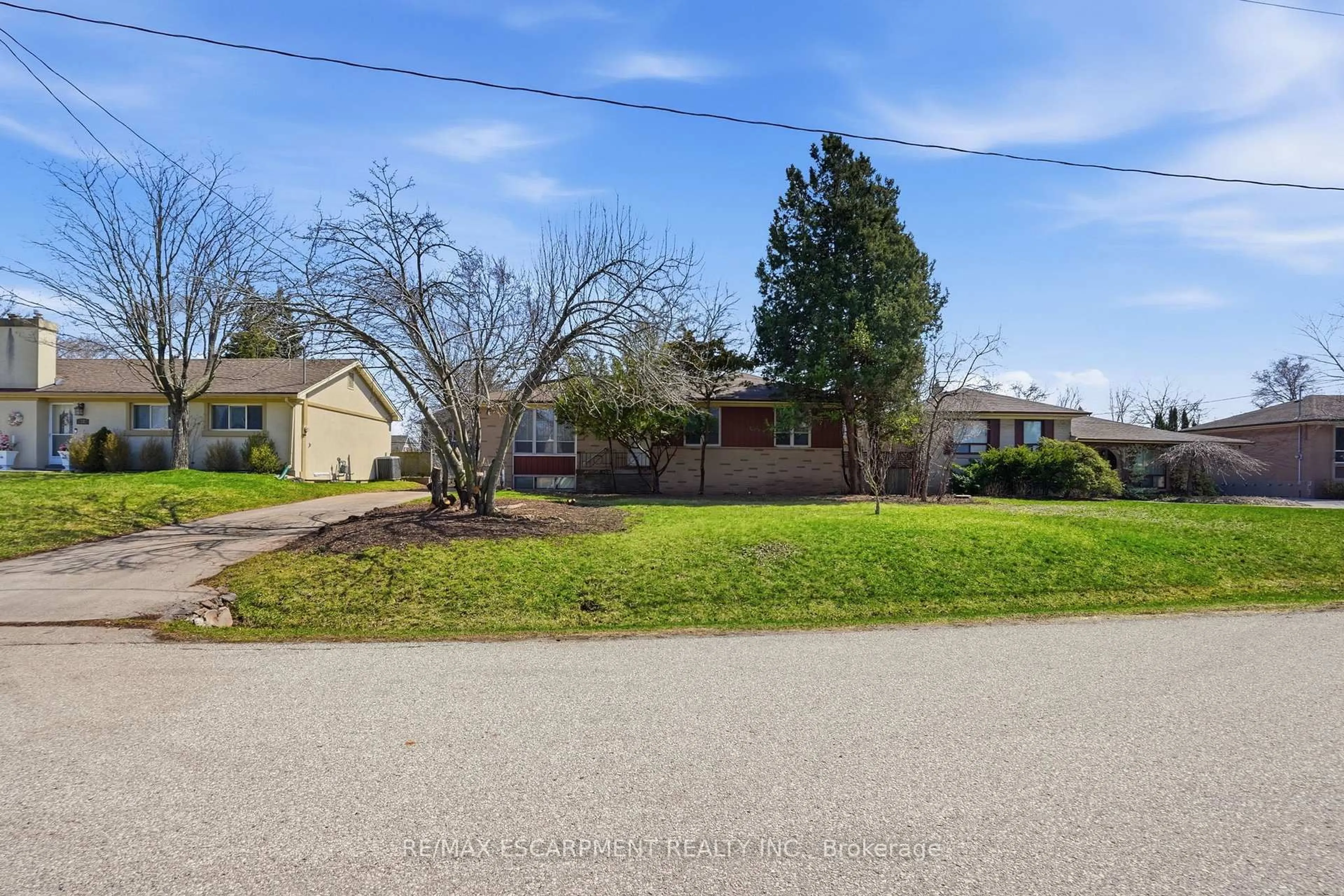 A pic from outside/outdoor area/front of a property/back of a property/a pic from drone, street for 1354 Sheldon Ave, Oakville Ontario L6L 2R1