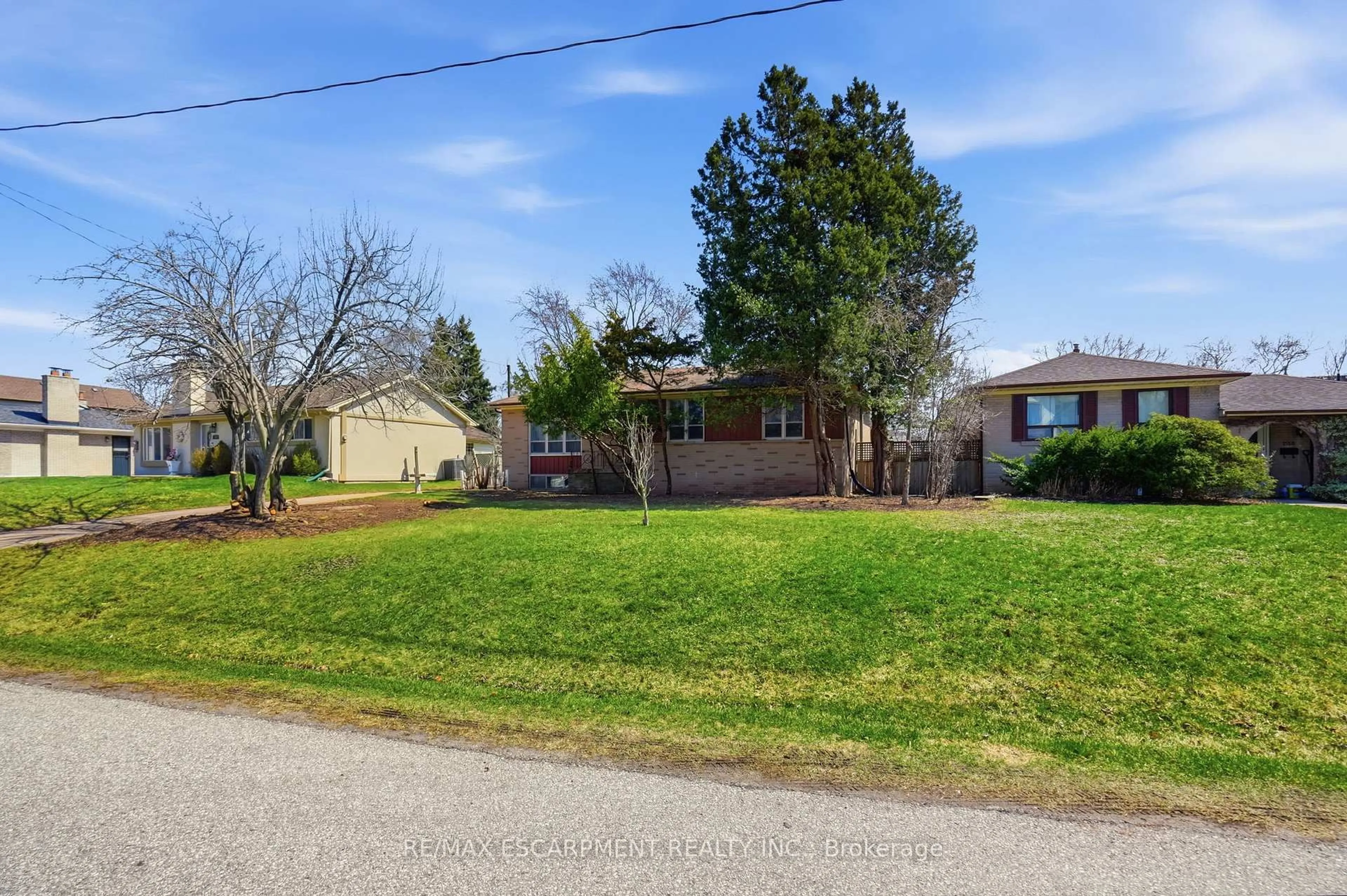 A pic from outside/outdoor area/front of a property/back of a property/a pic from drone, street for 1354 Sheldon Ave, Oakville Ontario L6L 2R1