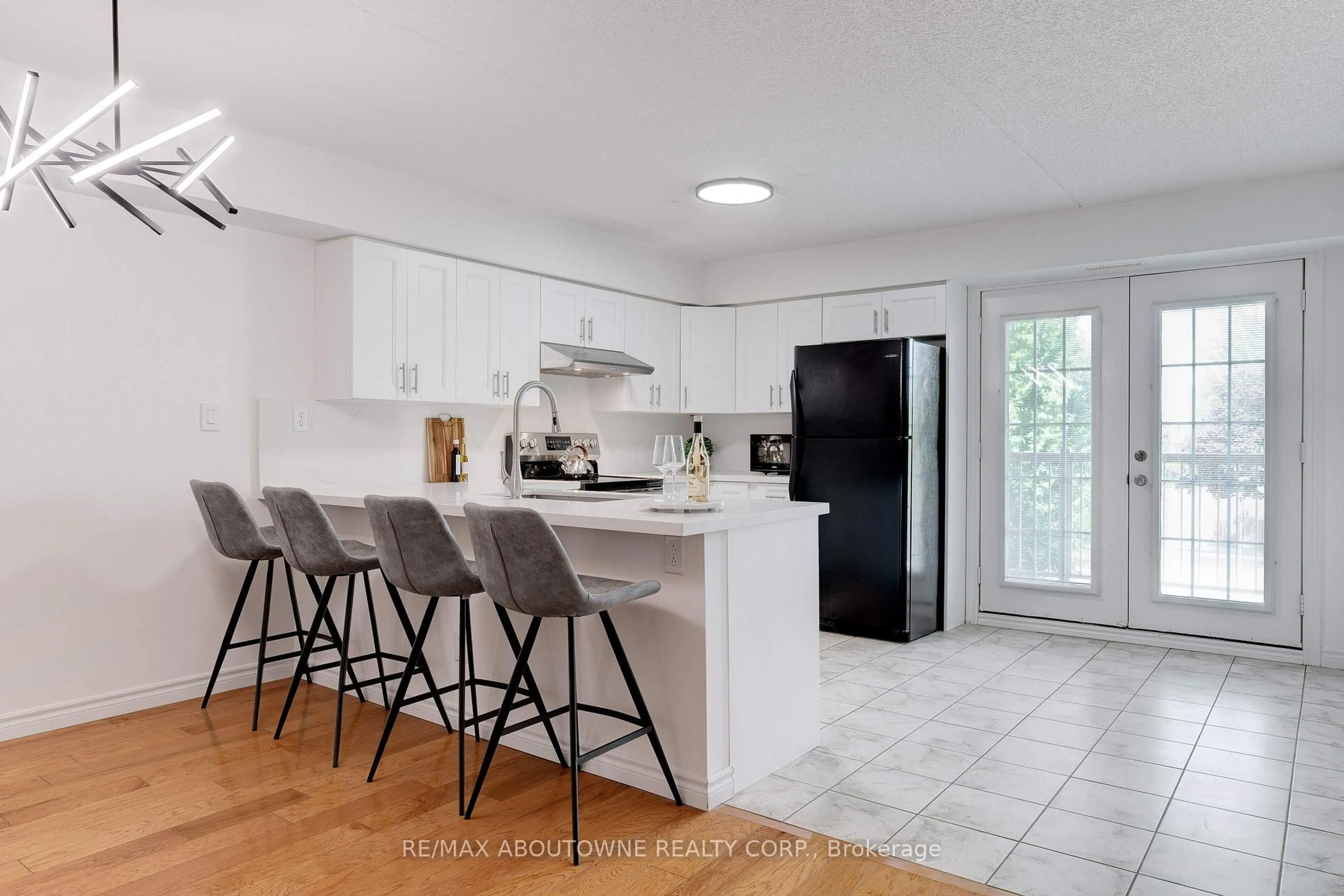 Open concept kitchen, ceramic/tile floor for 1460 Bishops Gate #212, Oakville Ontario L6M 4N5