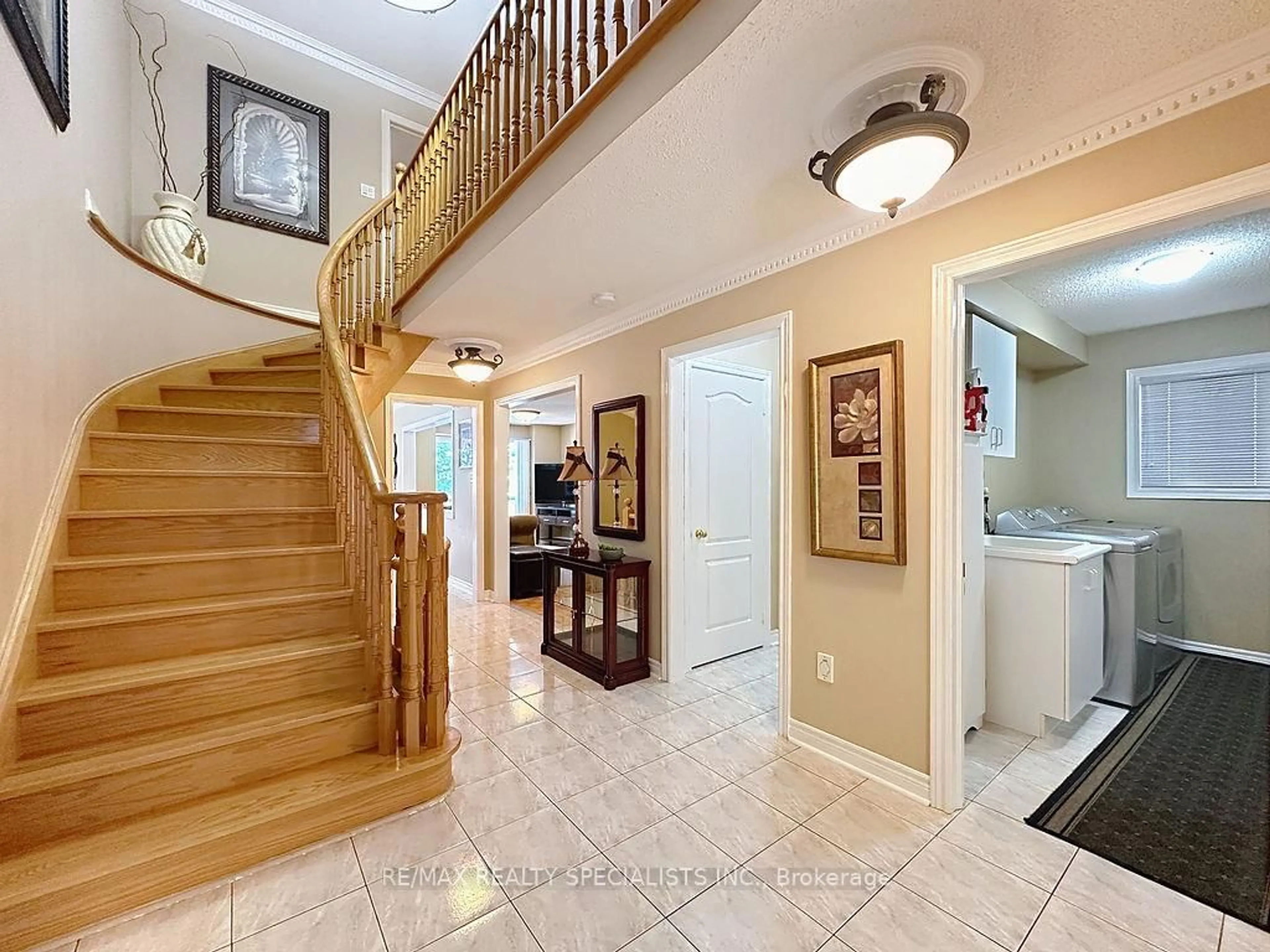 Indoor foyer for 9 Siesta Crt, Brampton Ontario L6R 1P2