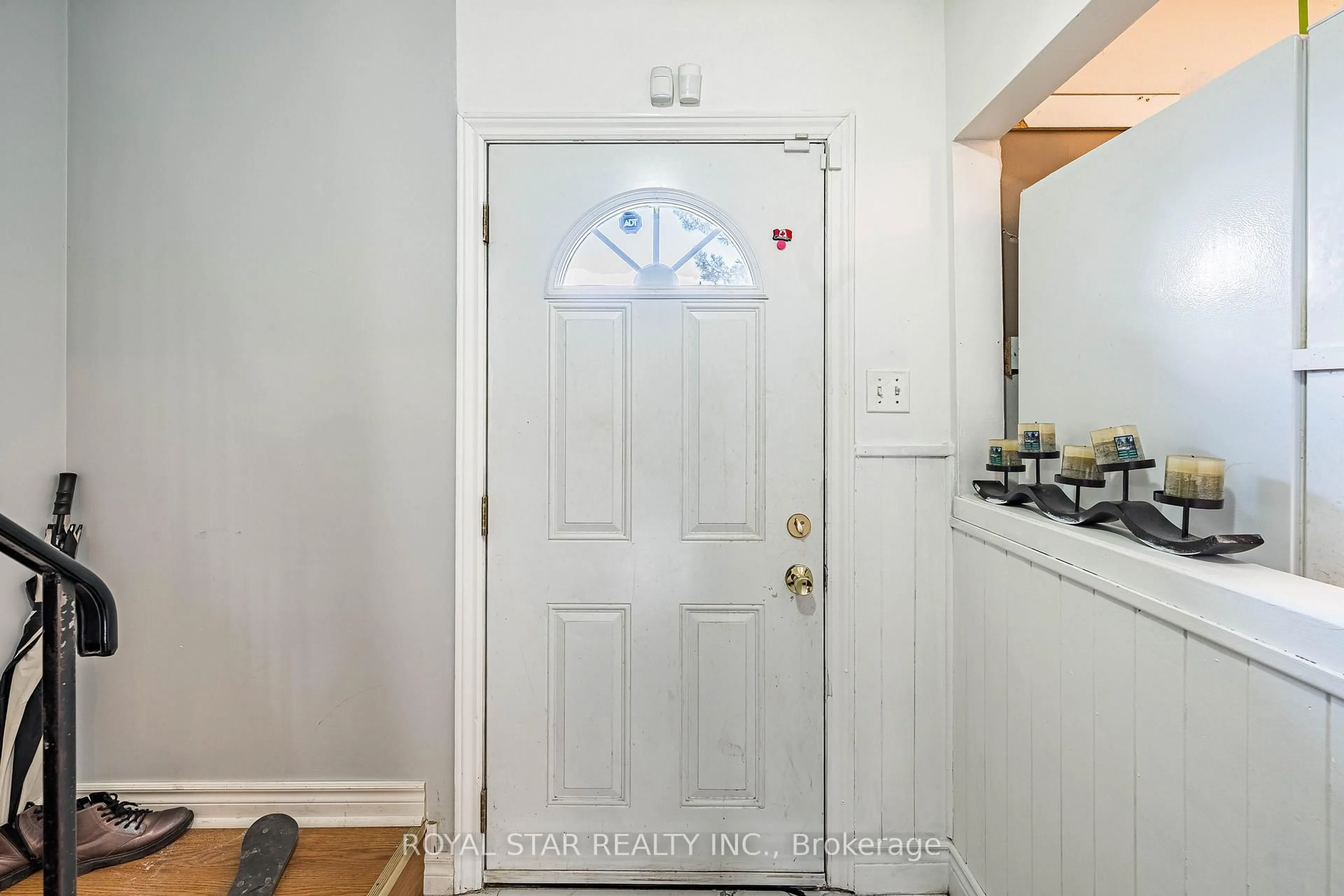 Indoor entryway for 105 Hansen Rd #99, Brampton Ontario L6V 3C9