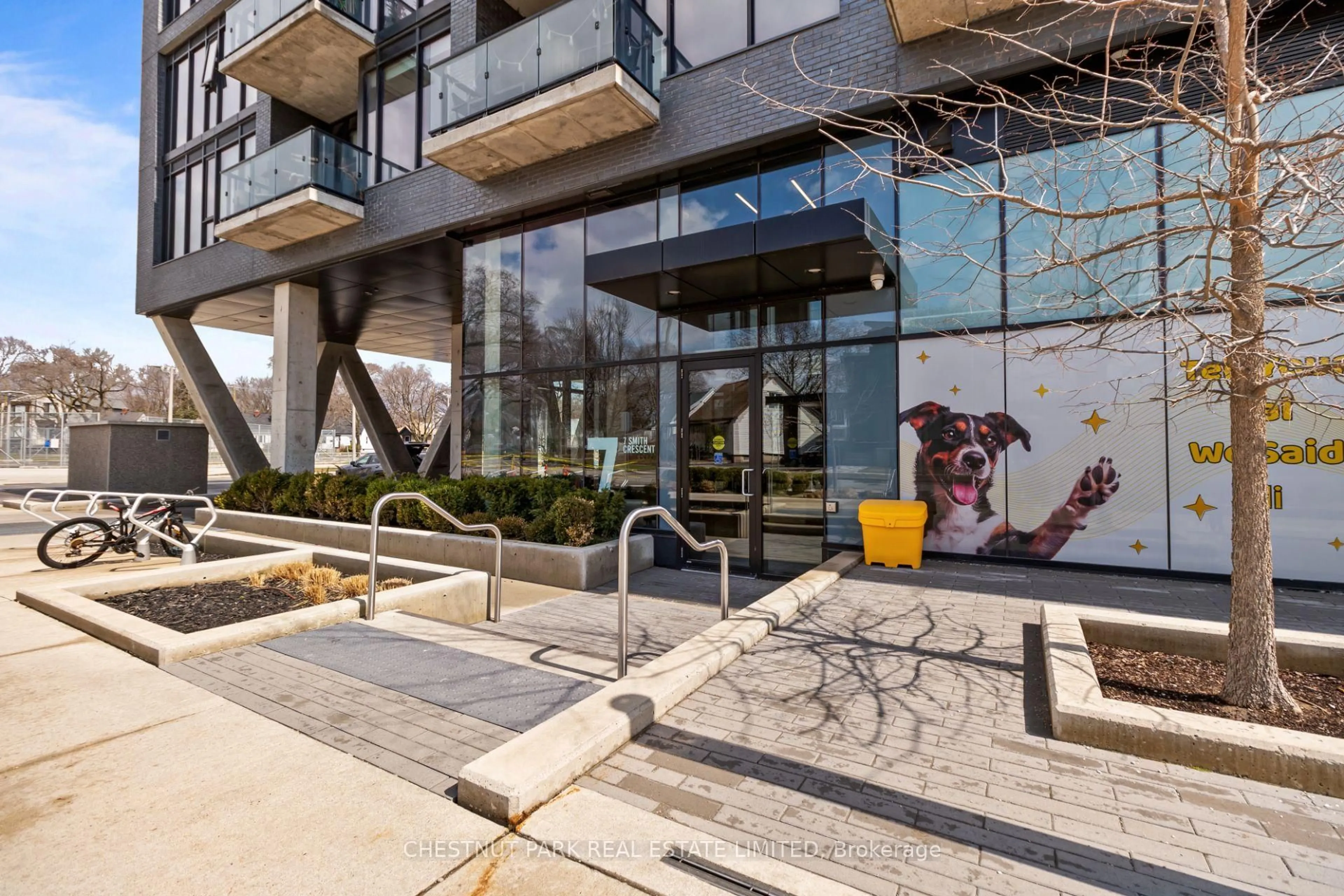 Patio, street for 7 Smith Cres #813, Toronto Ontario M8Z 0G3