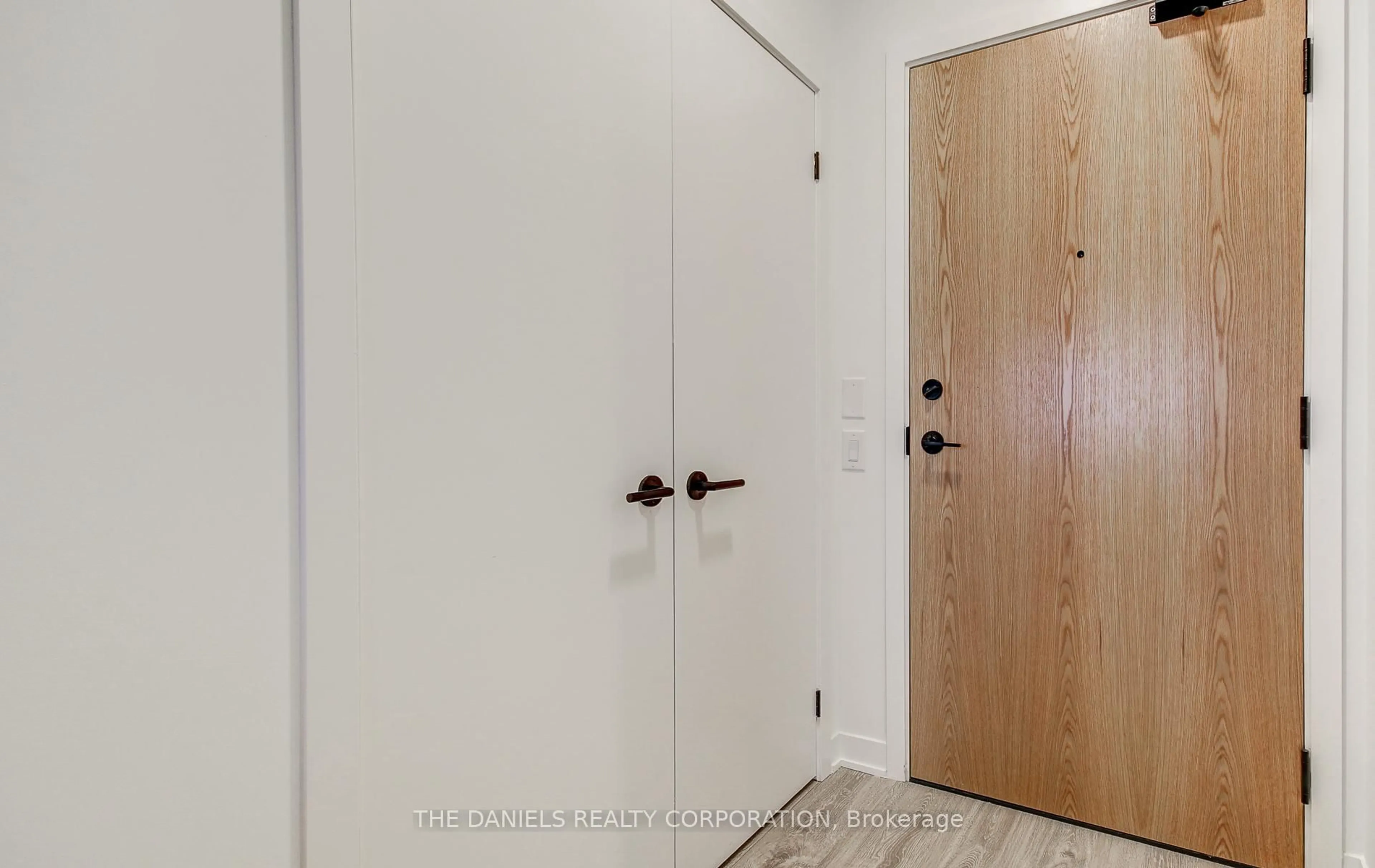 Indoor entryway for 2495 Eglinton Ave #2705, Mississauga Ontario L5M 2T2