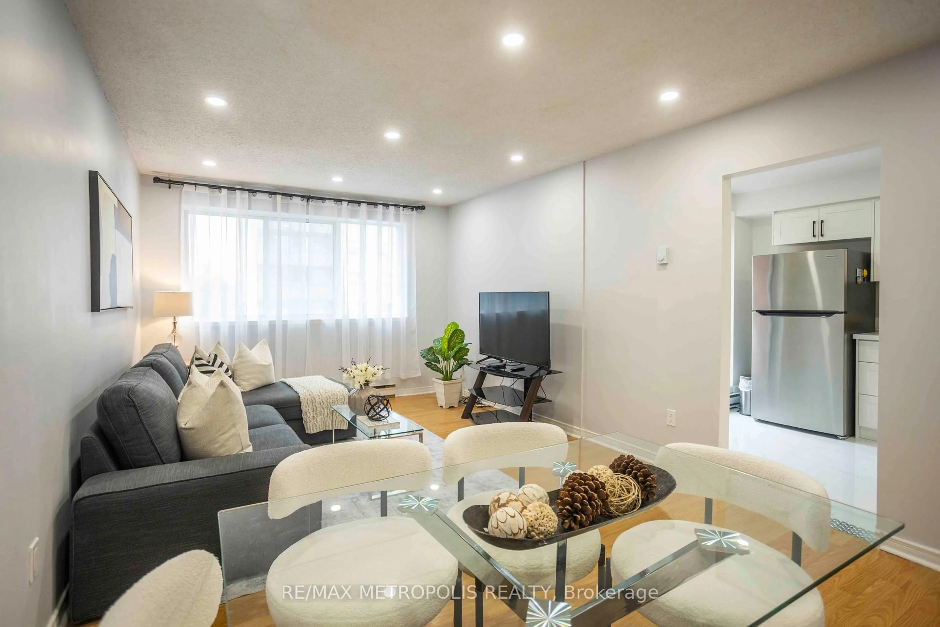 Living room with furniture, unknown for 2170 Bromsgrove Rd #189, Mississauga Ontario L5J 4J2