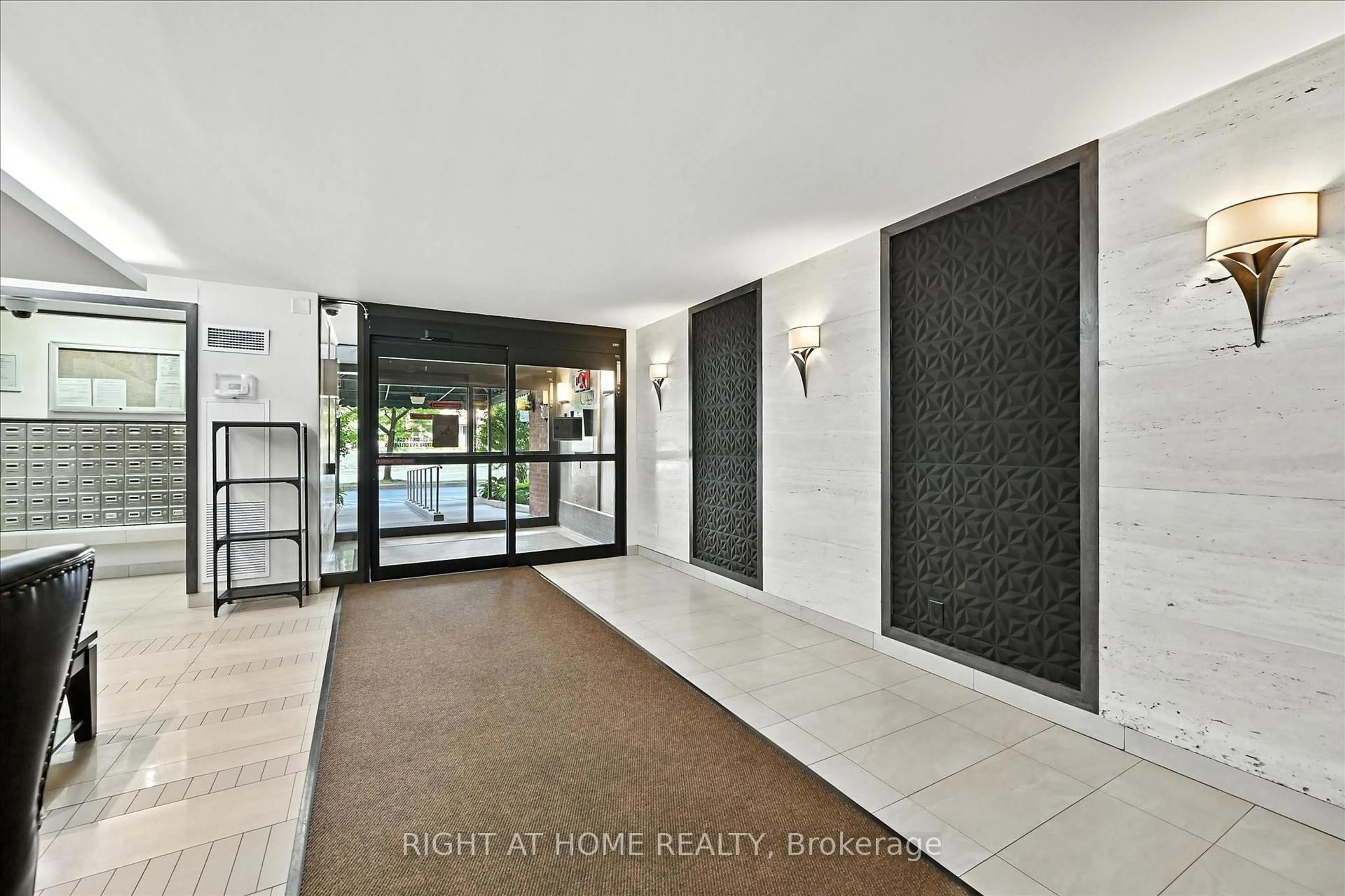 Indoor entryway for 1425 Ghent Ave #703, Burlington Ontario L7S 1X5