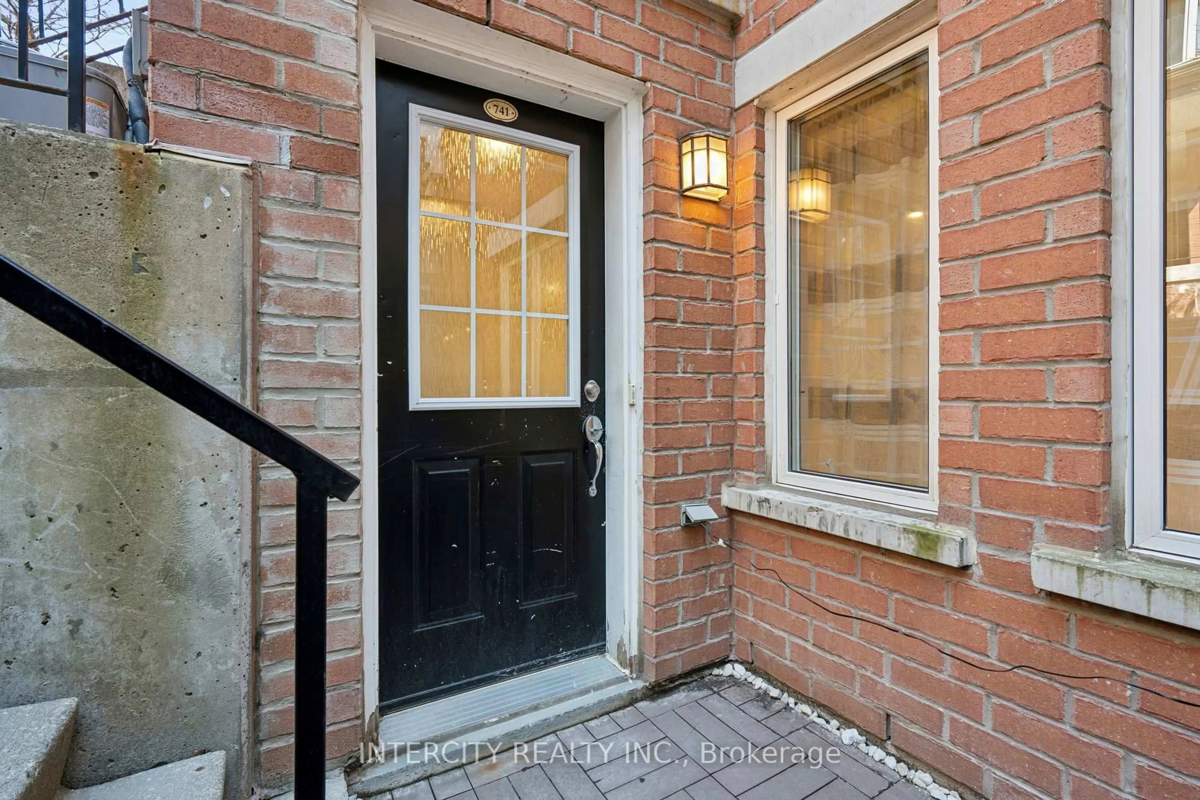 Indoor entryway for 10 Laidlaw St #741, Toronto Ontario M6K 1X2